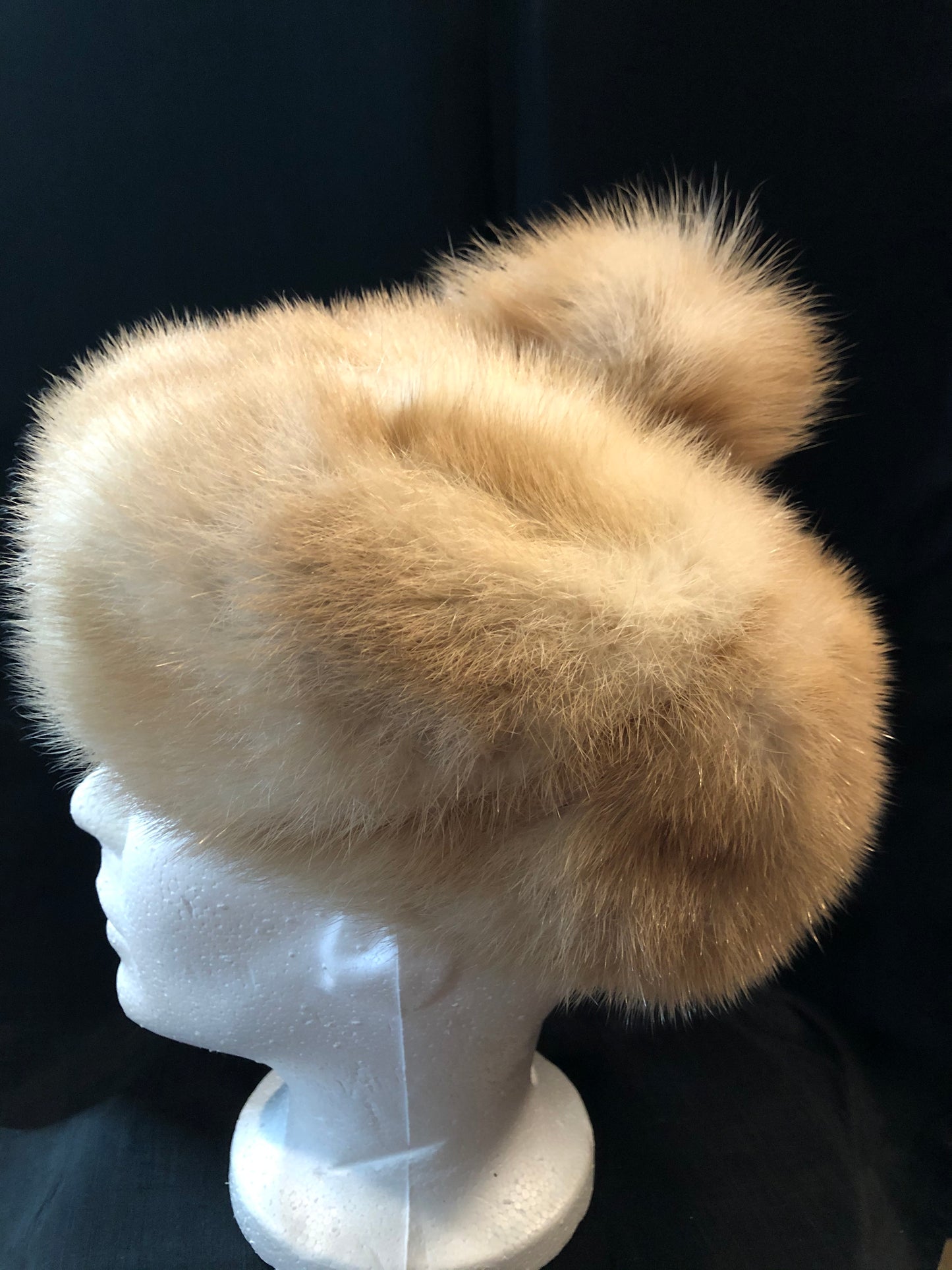 Kingspier Vintage - Vintage Christine Originals Blonde fur hat with fur pom pom. Interior lined in brown floral embroidered nylon mesh. Union made in Montreal, Canada. Size small.
This hat is in excellent condition.