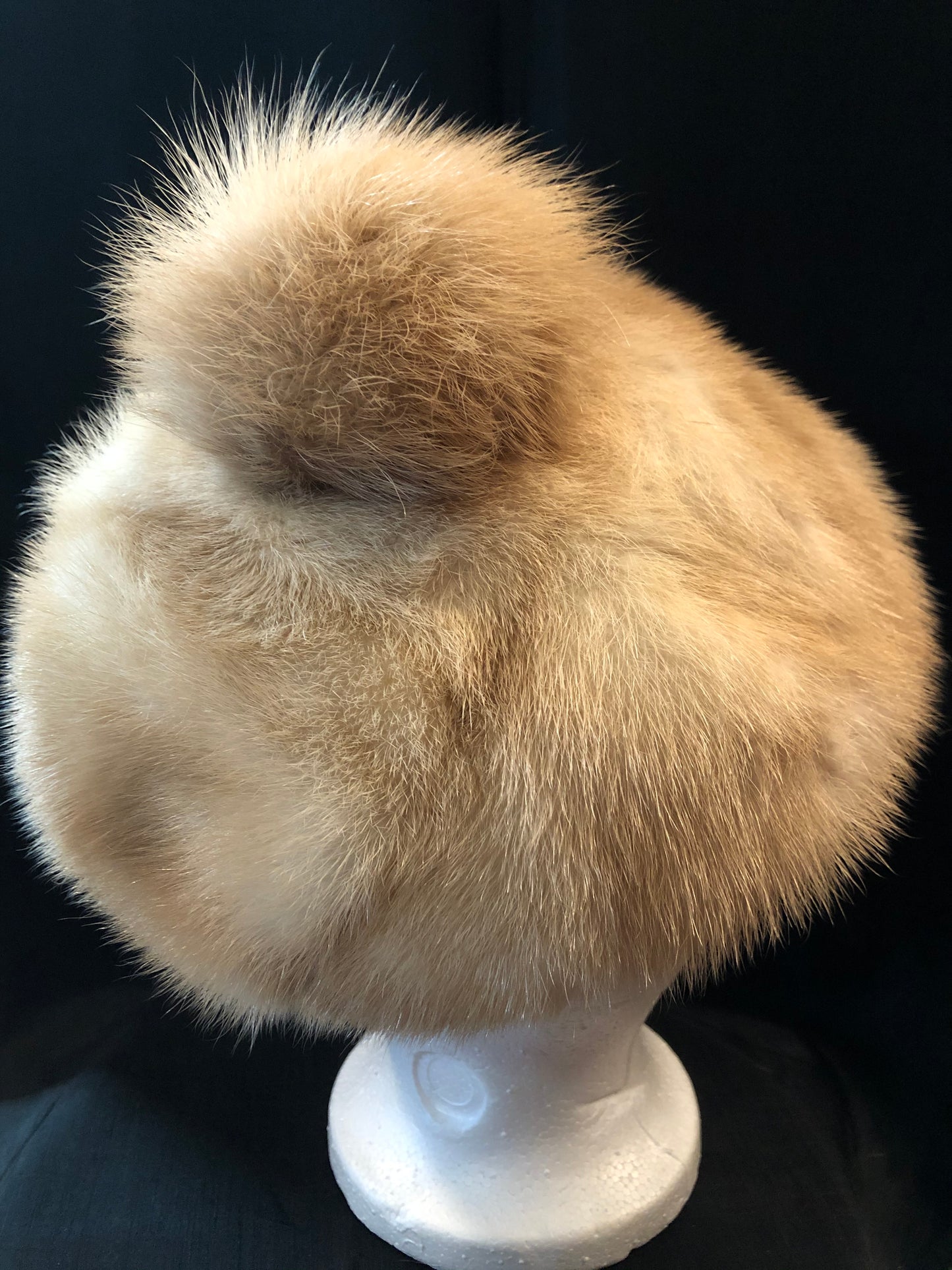 Kingspier Vintage - Vintage Christine Originals Blonde fur hat with fur pom pom. Interior lined in brown floral embroidered nylon mesh. Union made in Montreal, Canada. Size small.
This hat is in excellent condition.