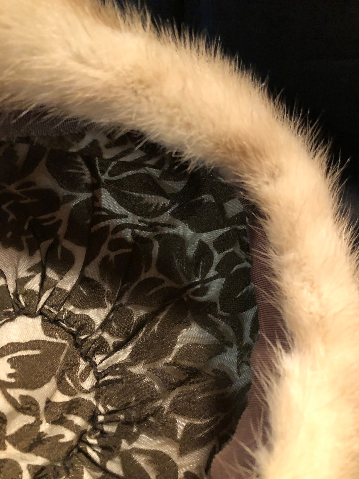 Kingspier Vintage - Vintage Christine Originals Blonde fur hat with fur pom pom. Interior lined in brown floral embroidered nylon mesh. Union made in Montreal, Canada. Size small.
This hat is in excellent condition.