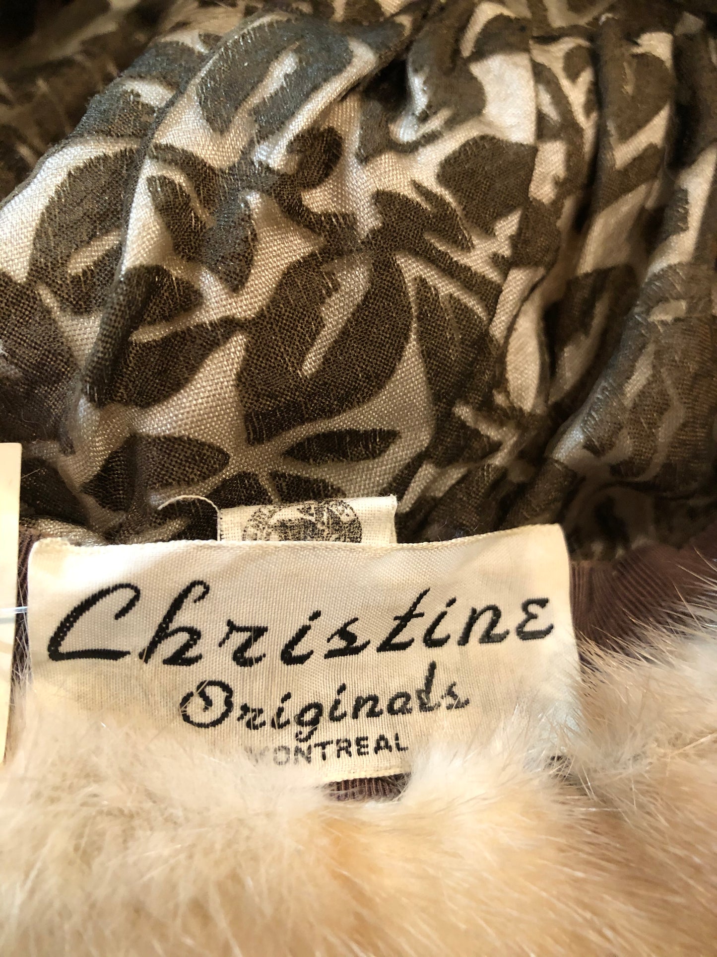 Kingspier Vintage - Vintage Christine Originals Blonde fur hat with fur pom pom. Interior lined in brown floral embroidered nylon mesh. Union made in Montreal, Canada. Size small.
This hat is in excellent condition.