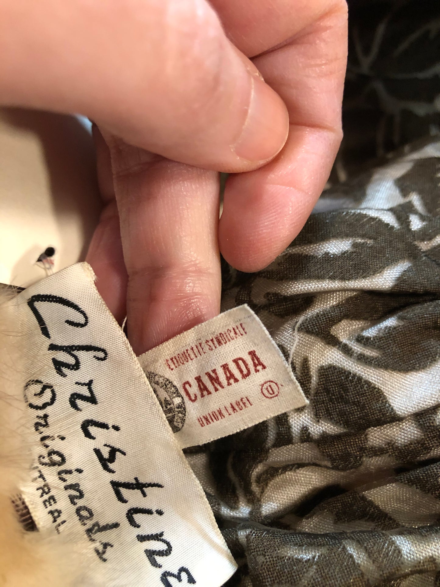 Kingspier Vintage - Vintage Christine Originals Blonde fur hat with fur pom pom. Interior lined in brown floral embroidered nylon mesh. Union made in Montreal, Canada. Size small.
This hat is in excellent condition.