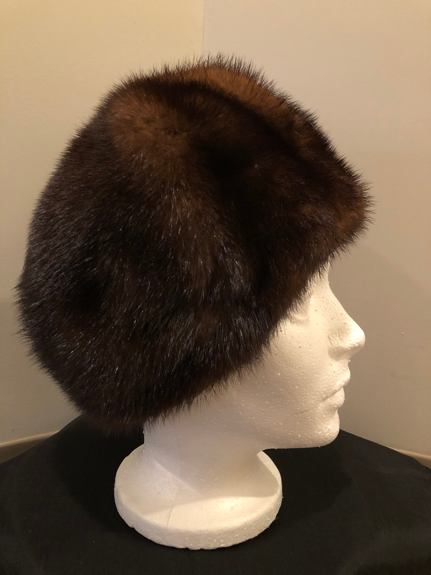 Kingspier Vintage - Vintage dark brown fur hat. Interior is lined .Size small.
This hat is in excellent condition.