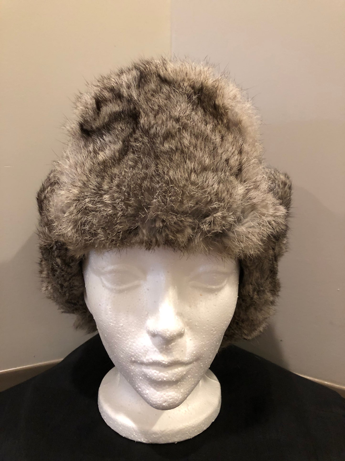 Kingspier Vintage - Vintage Crown Cap grey rabbit fur and navy wool blend trapper hat with quilted lining. Made in Manitoba, Canada. Size Medium.
This hat is in excellent condition.