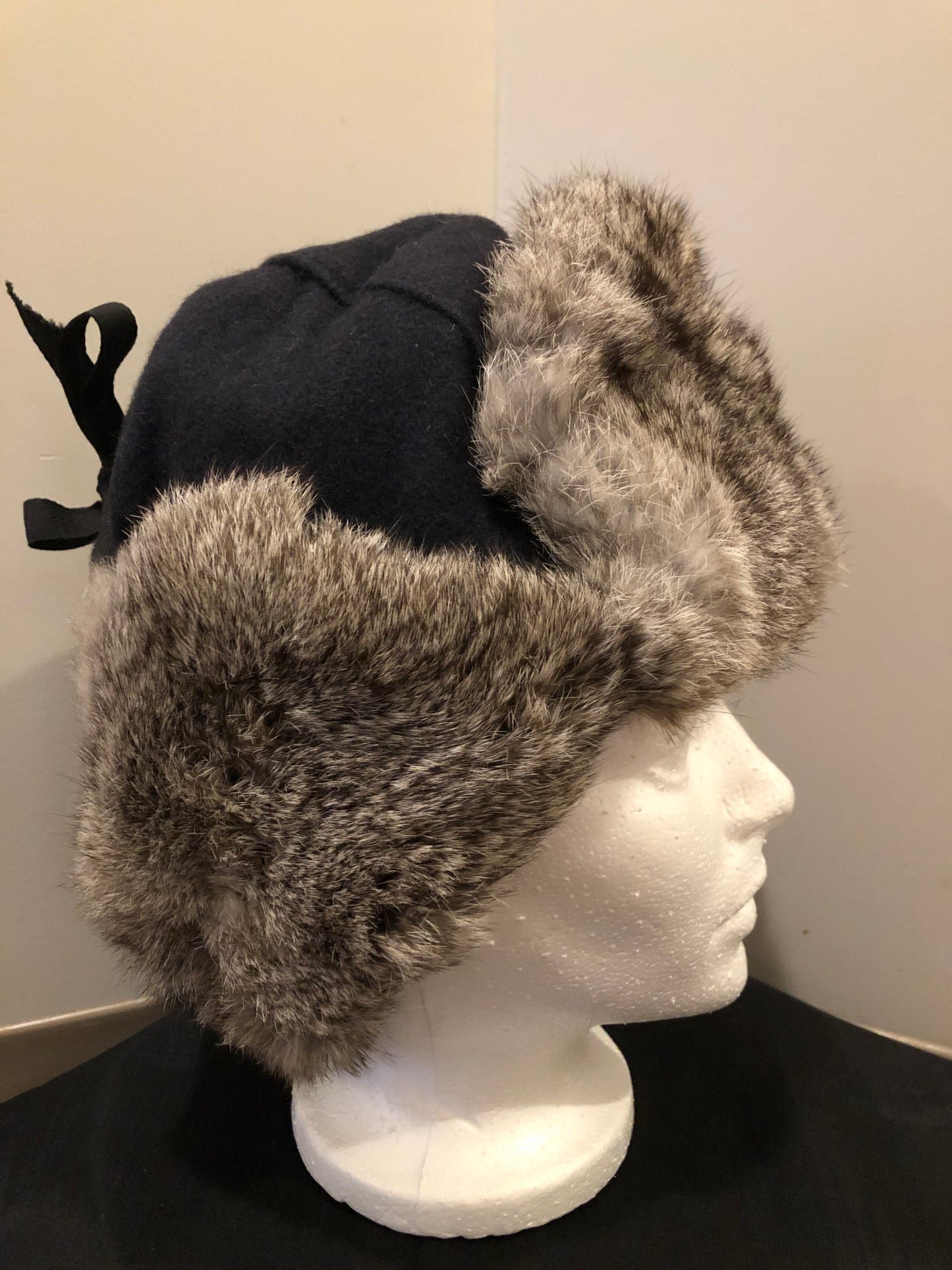 Kingspier Vintage - Vintage Crown Cap grey rabbit fur and navy wool blend trapper hat with quilted lining. Made in Manitoba, Canada. Size Medium.
This hat is in excellent condition.