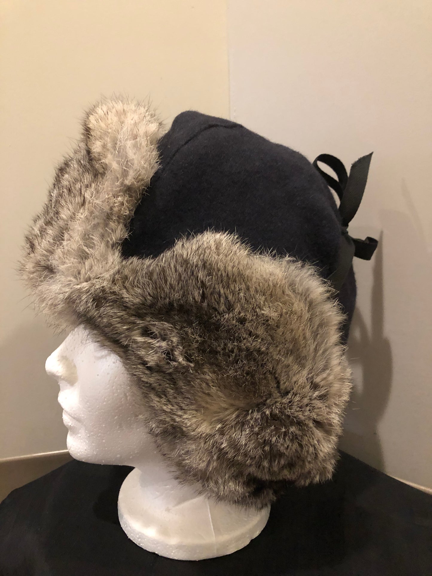 Kingspier Vintage - Vintage Crown Cap grey rabbit fur and navy wool blend trapper hat with quilted lining. Made in Manitoba, Canada. Size Medium.
This hat is in excellent condition.