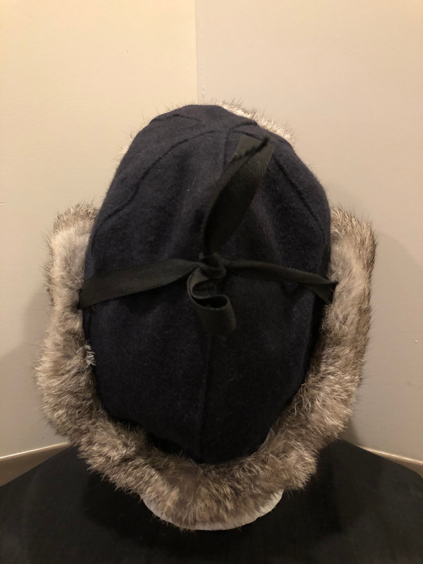 Kingspier Vintage - Vintage Crown Cap grey rabbit fur and navy wool blend trapper hat with quilted lining. Made in Manitoba, Canada. Size Medium.
This hat is in excellent condition.