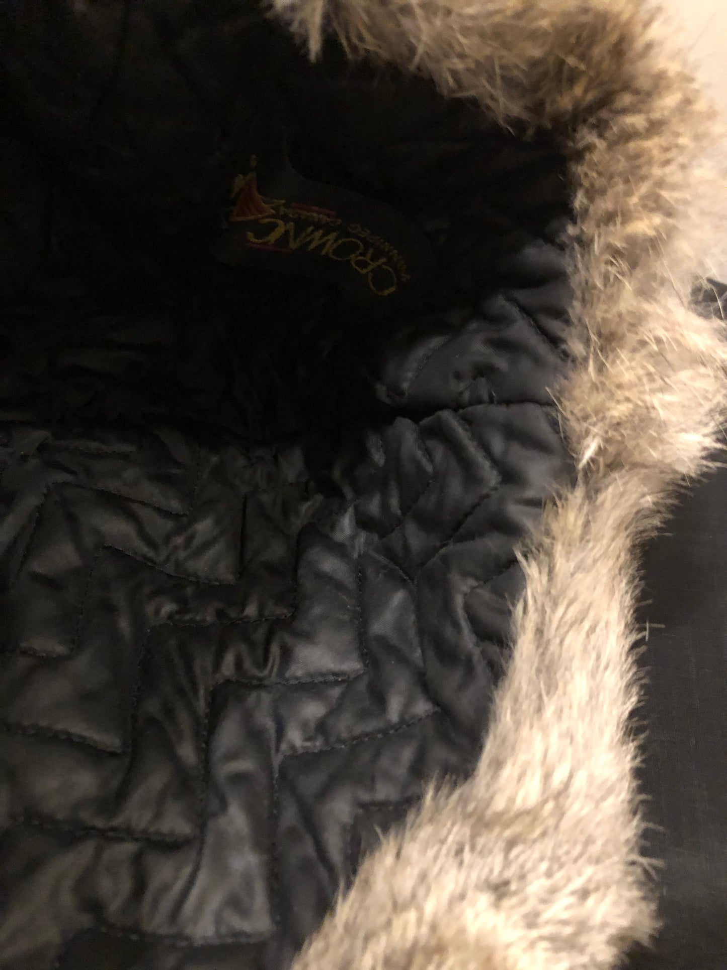 Kingspier Vintage - Vintage Crown Cap grey rabbit fur and navy wool blend trapper hat with quilted lining. Made in Manitoba, Canada. Size Medium.
This hat is in excellent condition.