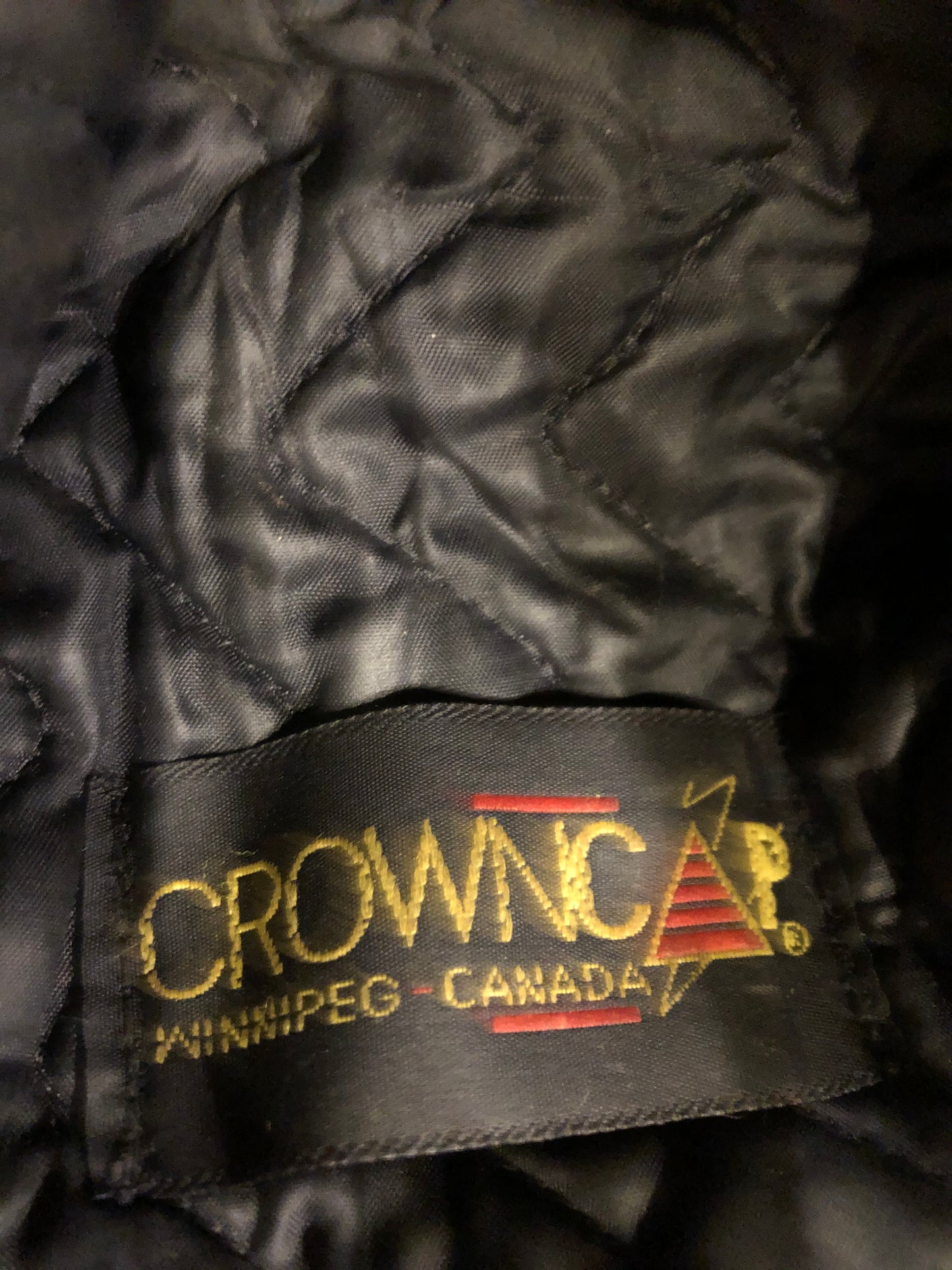 Kingspier Vintage - Vintage Crown Cap grey rabbit fur and navy wool blend trapper hat with quilted lining. Made in Manitoba, Canada. Size Medium.
This hat is in excellent condition.