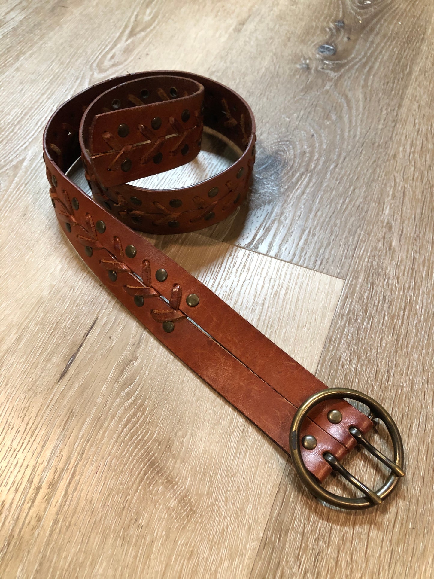 Kingspier Vintage - Brown leather belt with decorative leather stitching and brass circle buckle.