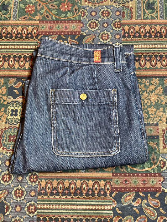 Kingspier Vintage -7 For All Mankind Denim Jeans - 30”x31”
Style P257080U-080U
Low rise
Slim cut
Dark wash
Brass buttons and details
98% Cotton/ 2% Lycra
Made in USA