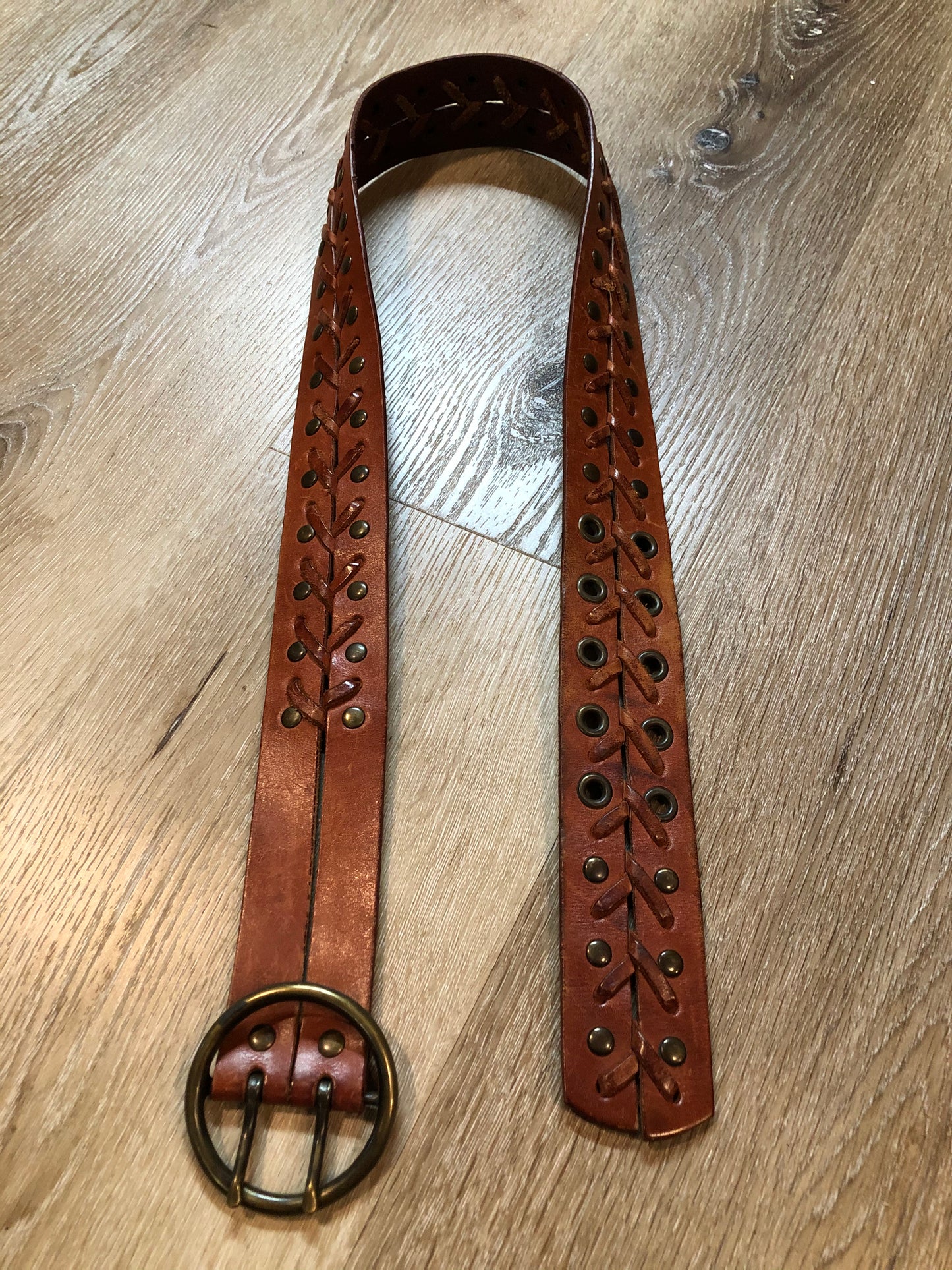 Kingspier Vintage - Brown leather belt with decorative leather stitching and brass circle buckle.