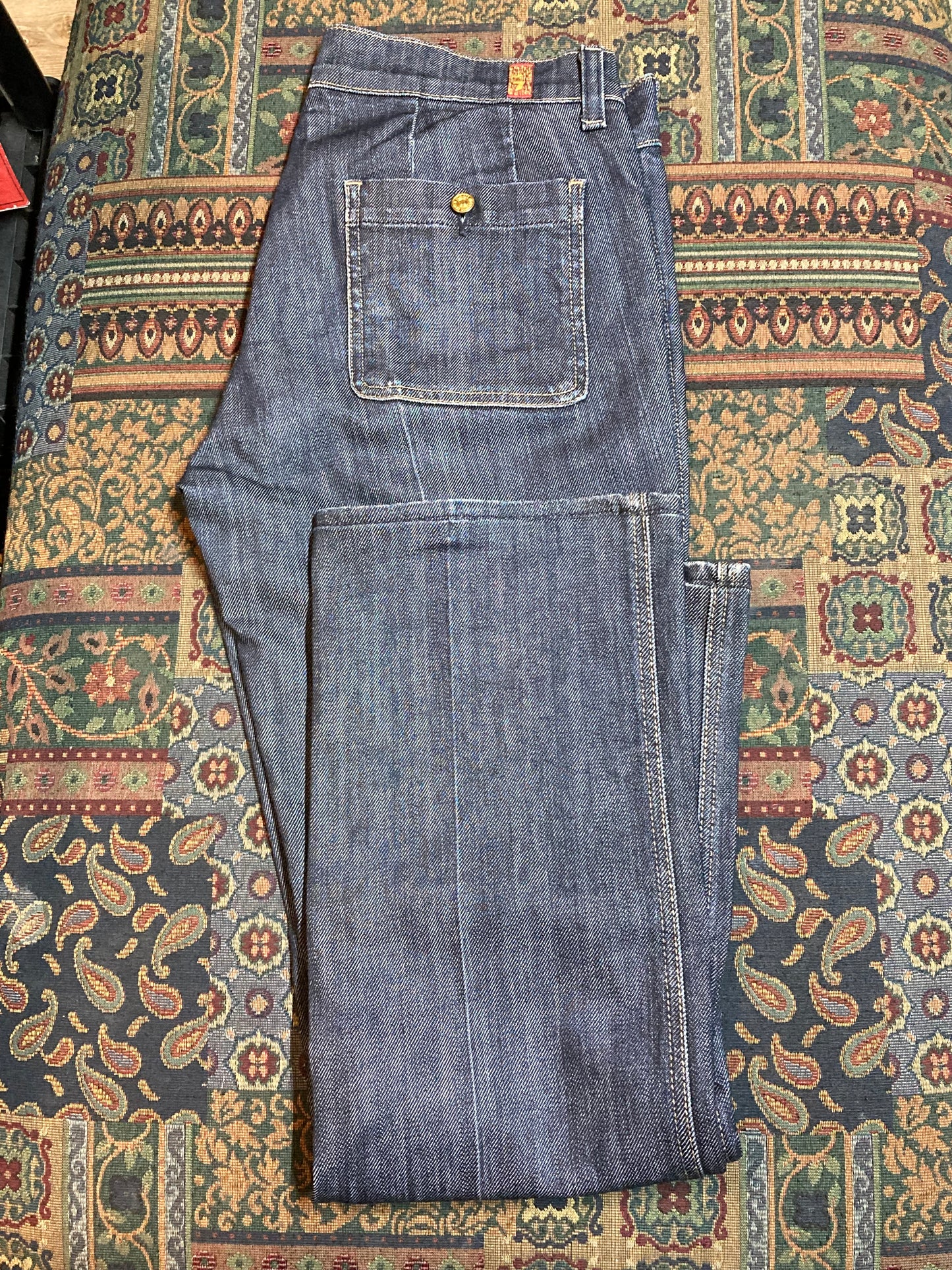 Kingspier Vintage -7 For All Mankind Denim Jeans - 30”x31”
Style P257080U-080U
Low rise
Slim cut
Dark wash
Brass buttons and details
98% Cotton/ 2% Lycra
Made in USA