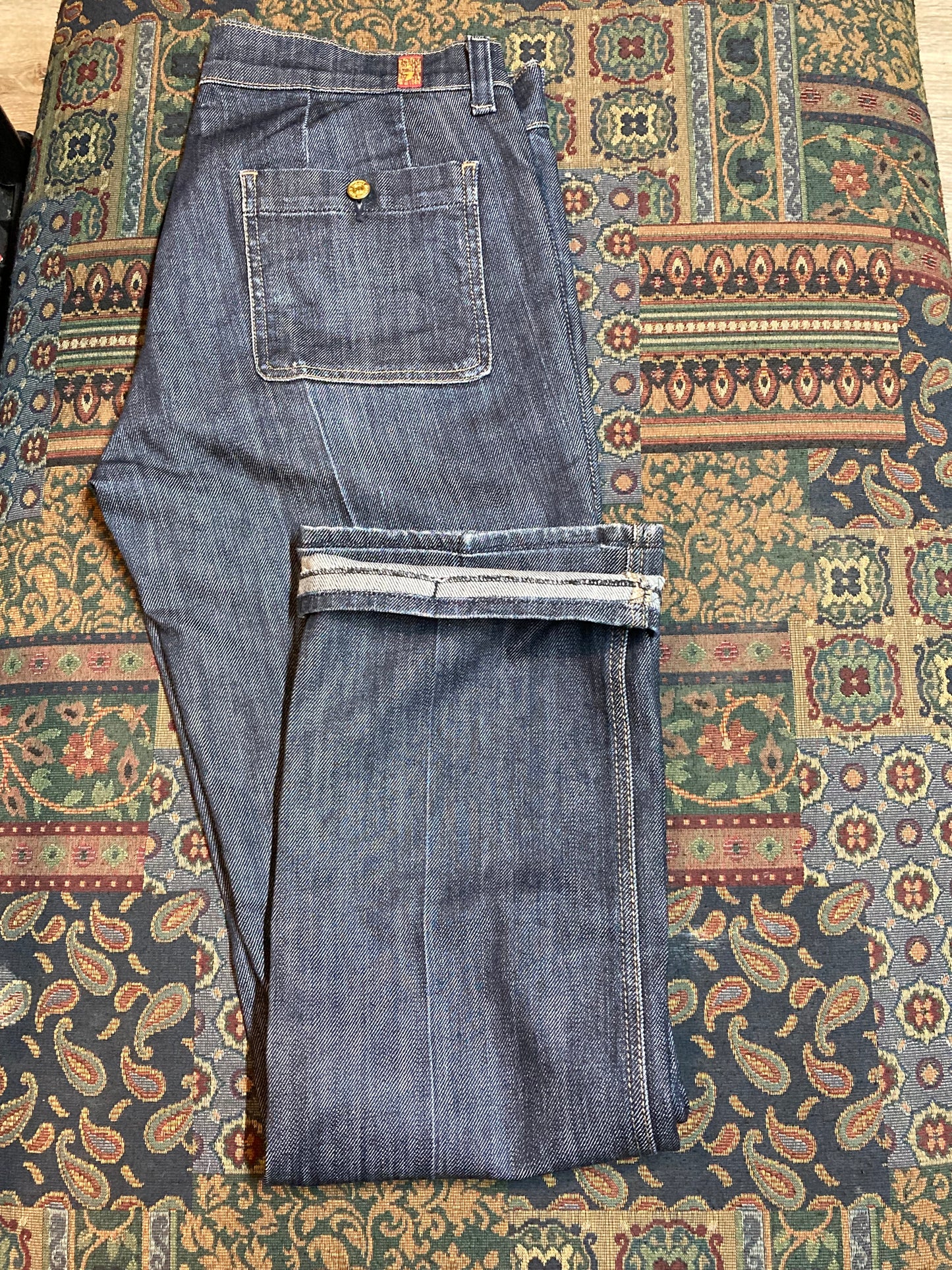 Kingspier Vintage -7 For All Mankind Denim Jeans - 30”x31”
Style P257080U-080U
Low rise
Slim cut
Dark wash
Brass buttons and details
98% Cotton/ 2% Lycra
Made in USA