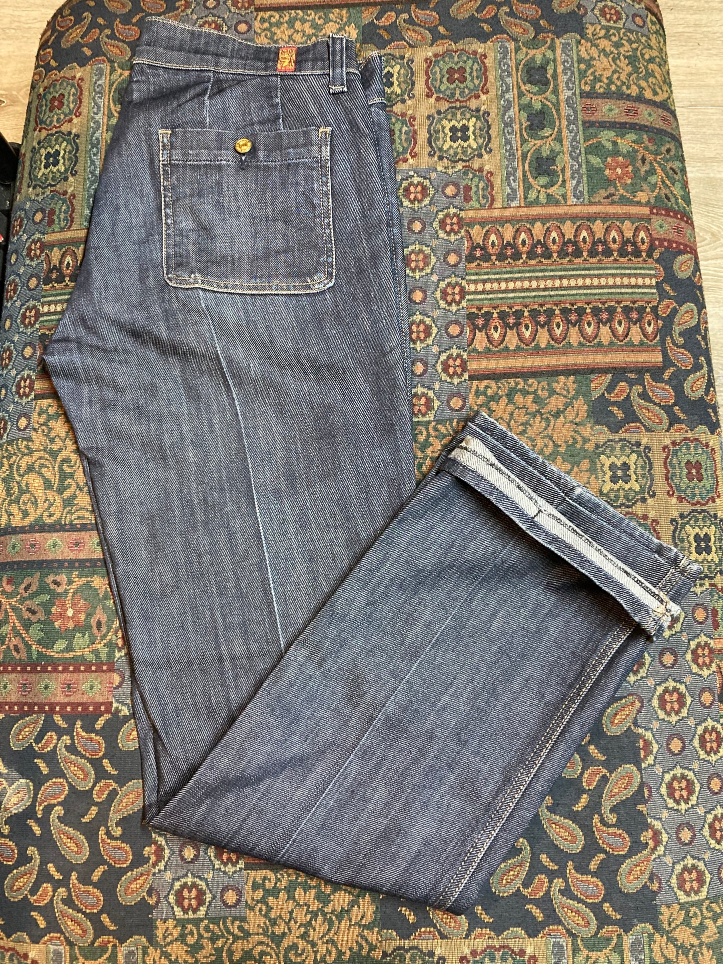 Kingspier Vintage -7 For All Mankind Denim Jeans - 30”x31”
Style P257080U-080U
Low rise
Slim cut
Dark wash
Brass buttons and details
98% Cotton/ 2% Lycra
Made in USA