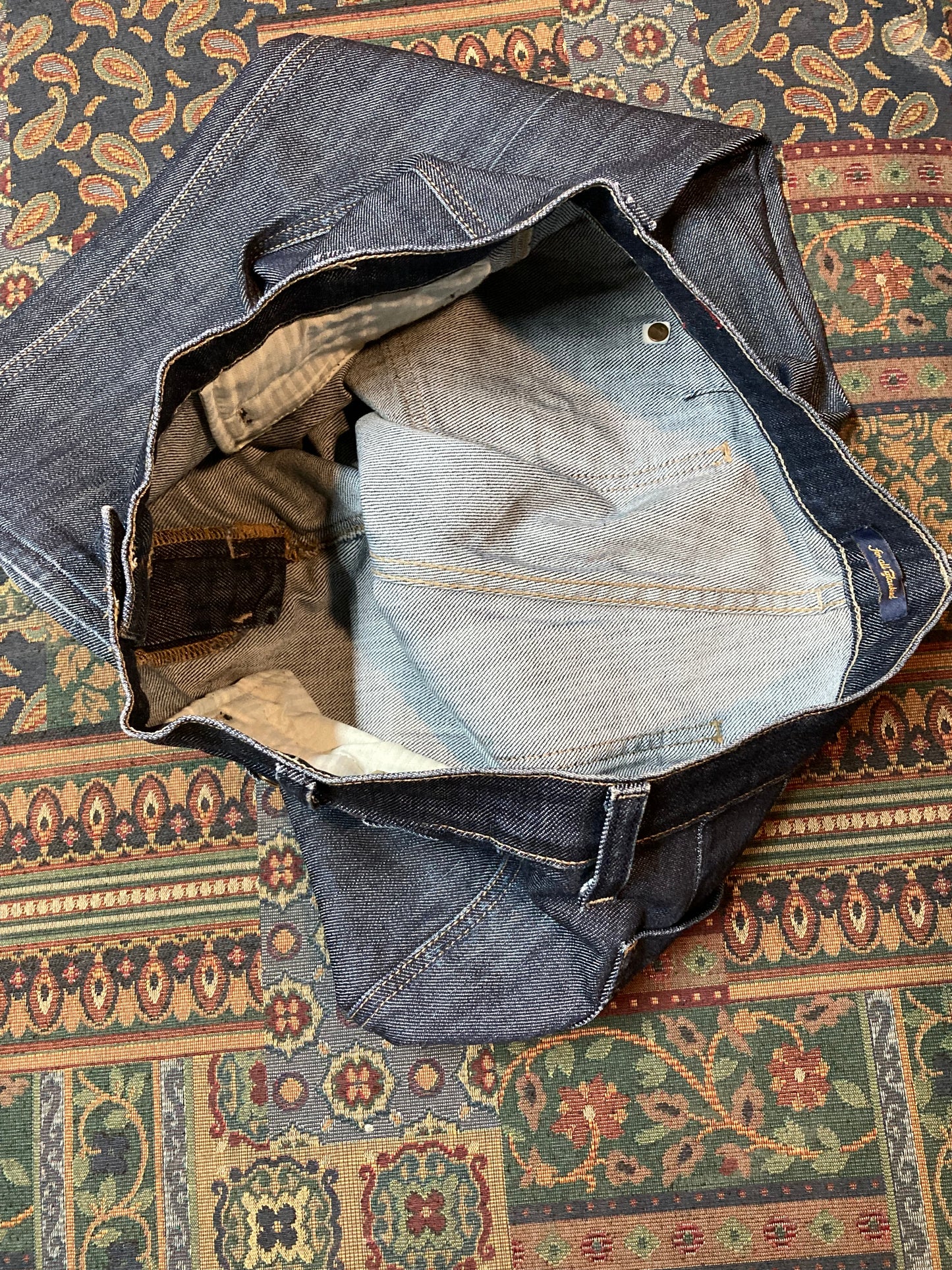 Kingspier Vintage -7 For All Mankind Denim Jeans - 30”x31”
Style P257080U-080U
Low rise
Slim cut
Dark wash
Brass buttons and details
98% Cotton/ 2% Lycra
Made in USA