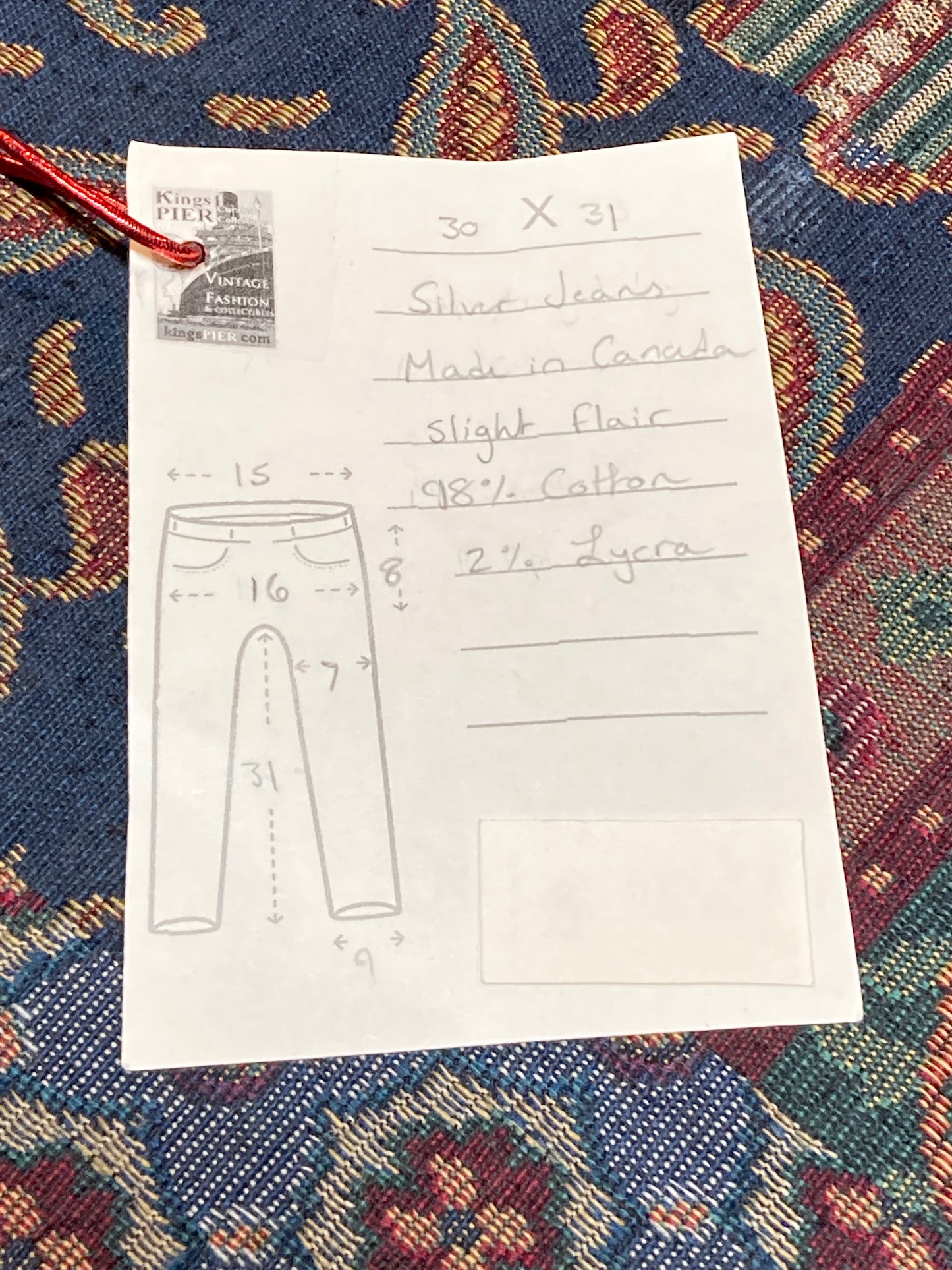 Kingspier Vintage - Silver Jeans - 30”x31”
Low rise
Slight flare
Medium wash
98% Cotton/ 2% Lycra
Made in Canada