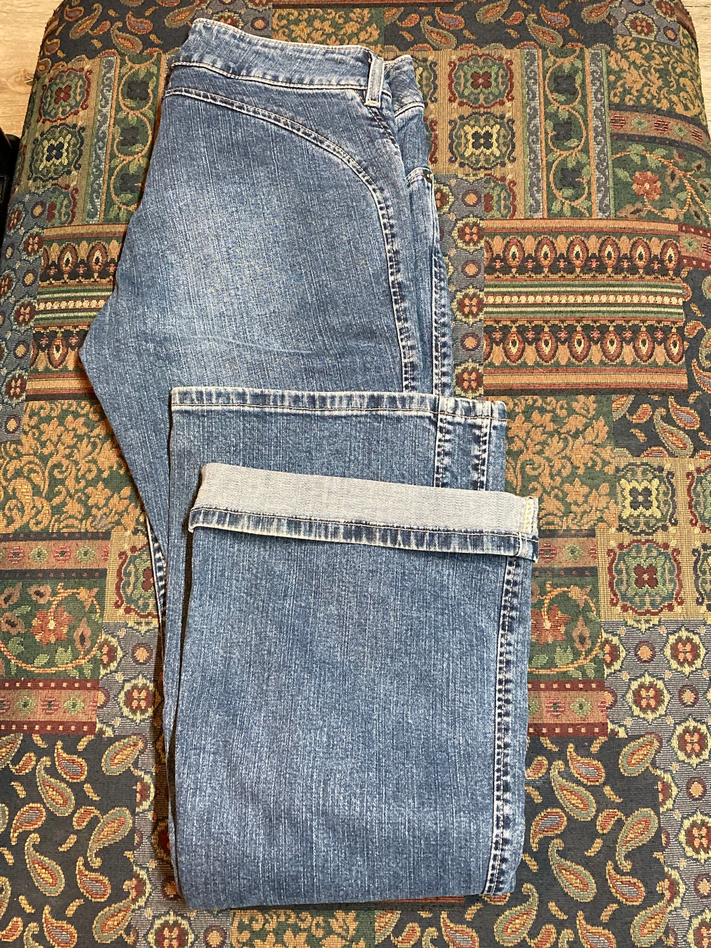 Kingspier Vintage - Silver Jeans - 30”x31”
Low rise
Slight flare
Medium wash
98% Cotton/ 2% Lycra
Made in Canada