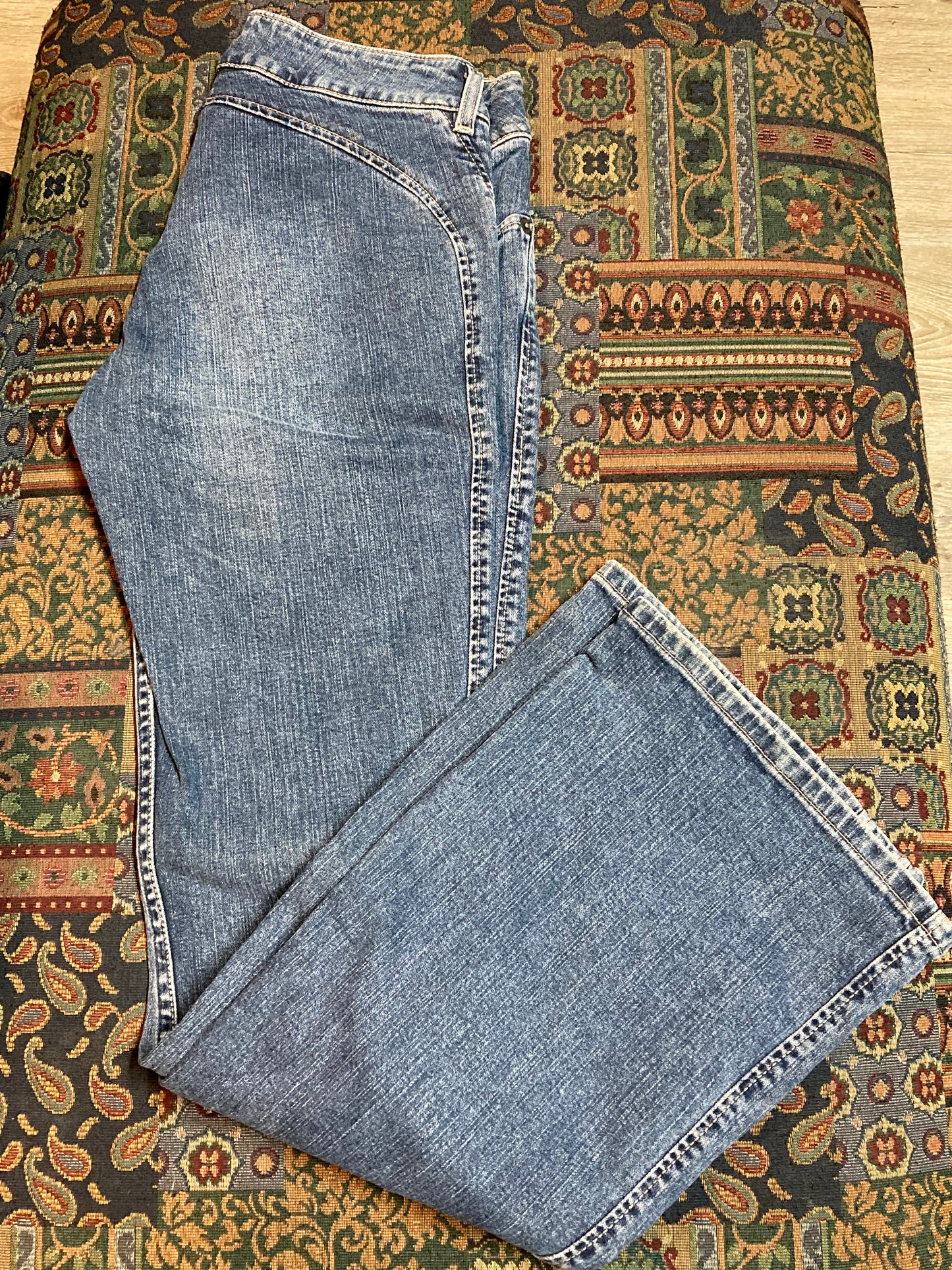 Kingspier Vintage - Silver Jeans - 30”x31”
Low rise
Slight flare
Medium wash
98% Cotton/ 2% Lycra
Made in Canada
