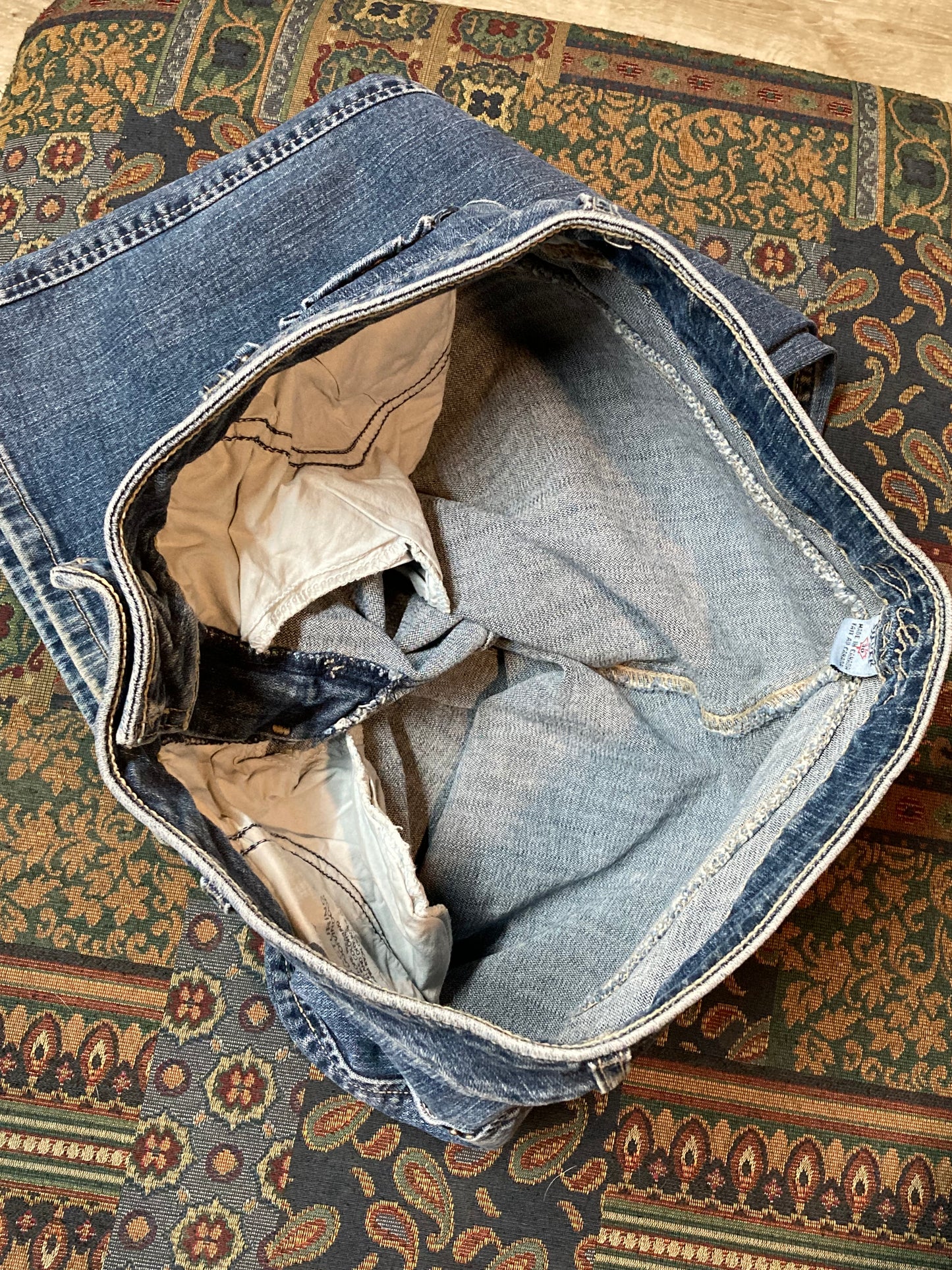 Kingspier Vintage - Silver Jeans - 30”x31”
Low rise
Slight flare
Medium wash
98% Cotton/ 2% Lycra
Made in Canada