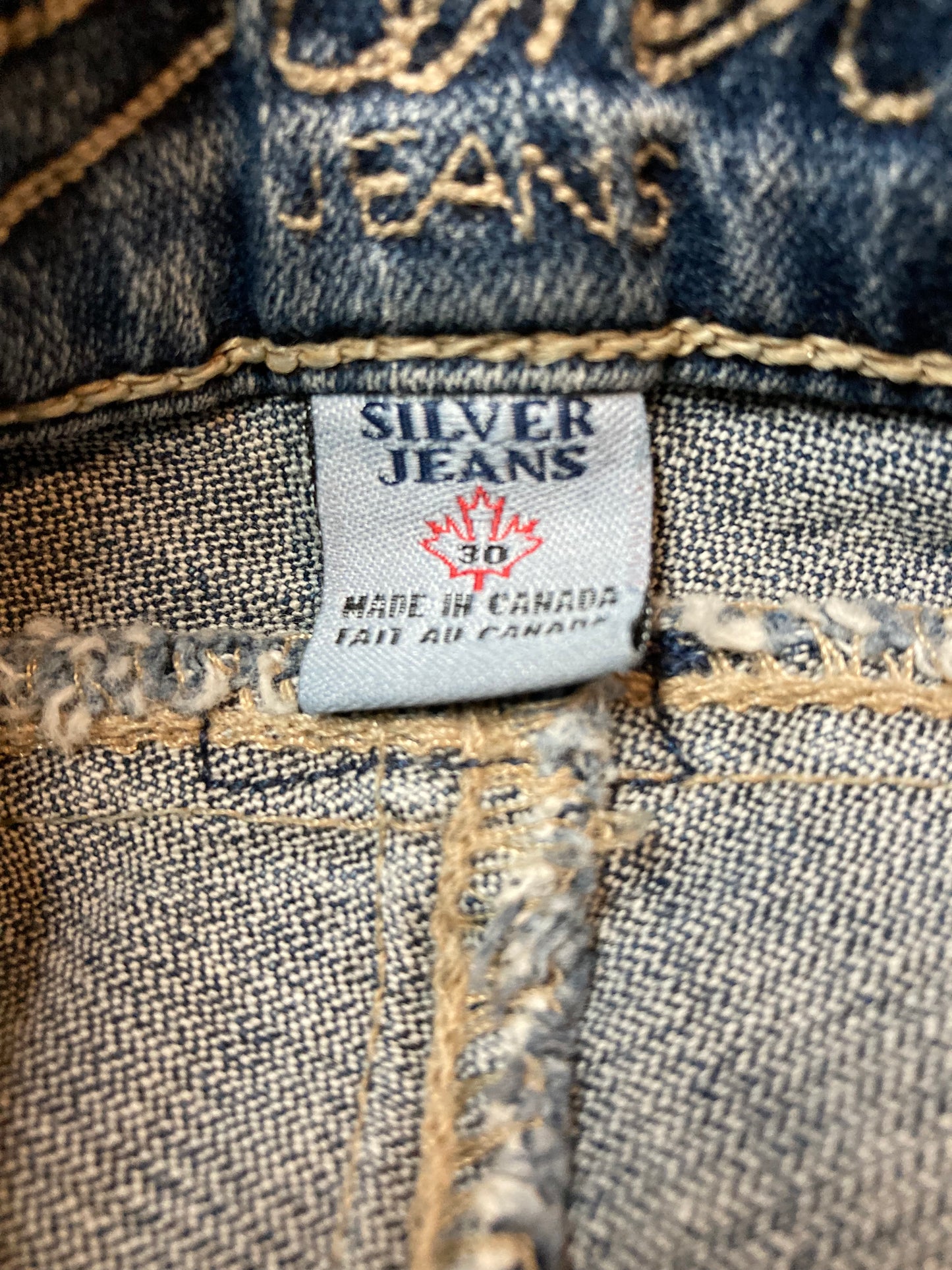 Kingspier Vintage - Silver Jeans - 30”x31”
Low rise
Slight flare
Medium wash
98% Cotton/ 2% Lycra
Made in Canada