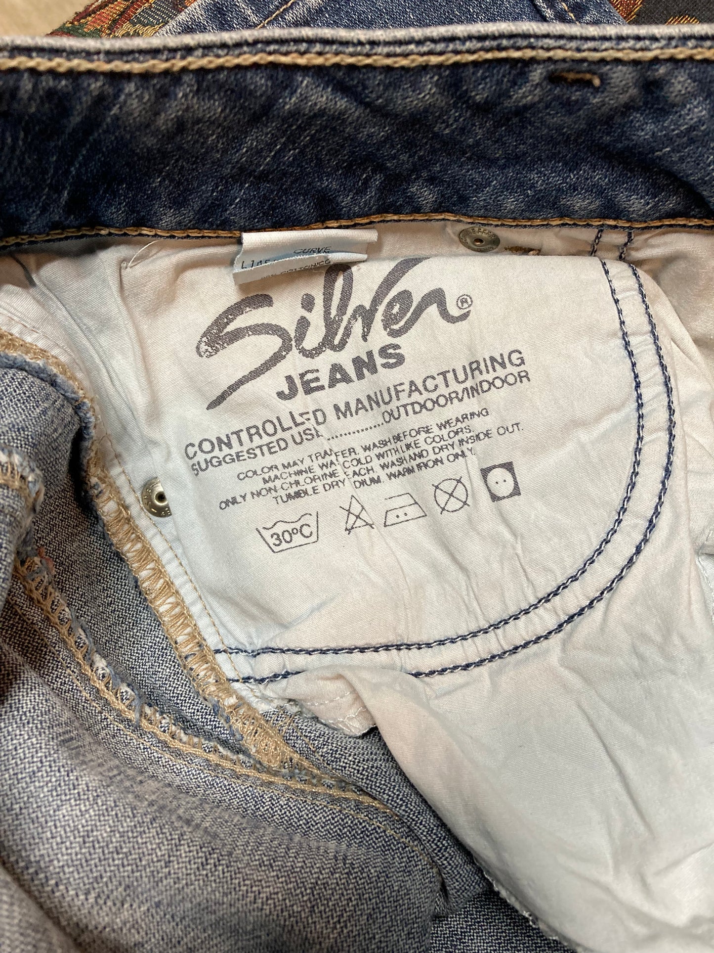 Kingspier Vintage - Silver Jeans - 30”x31”
Low rise
Slight flare
Medium wash
98% Cotton/ 2% Lycra
Made in Canada
