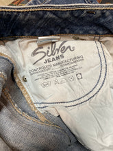 Load image into Gallery viewer, Kingspier Vintage - Silver Jeans - 30”x31”

Low rise

Slight flare

Medium wash

98% Cotton/ 2% Lycra

Made in Canada
