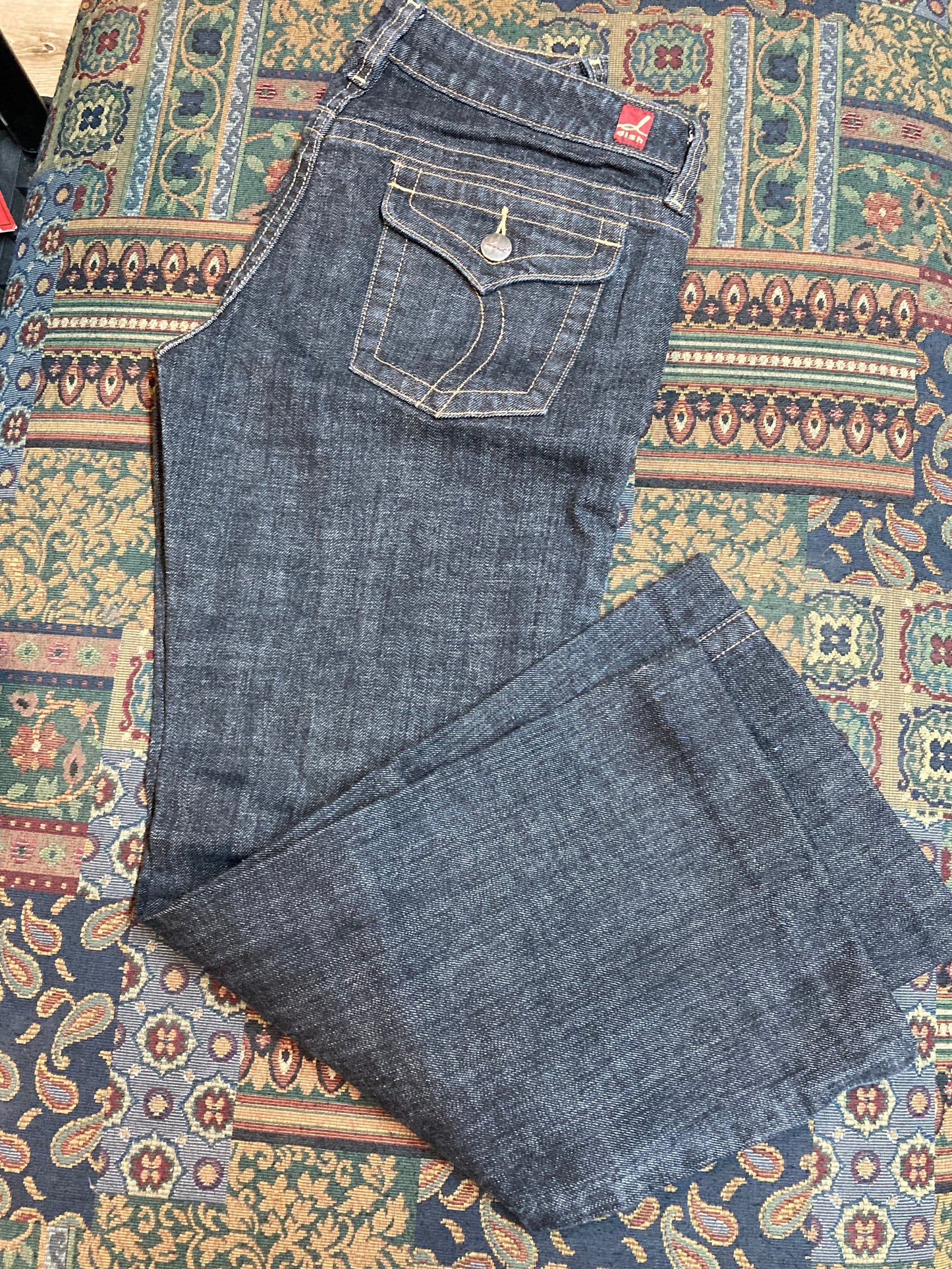 Kingspier Vintage - Dish Deadstock Denim Wide Leg Jeans - 30”x25.5”
Size 27
Low rise
Wide leg
Back flap pockets
Dark wash
98% Cotton/ 2% Spandex
Made in Hong Kong