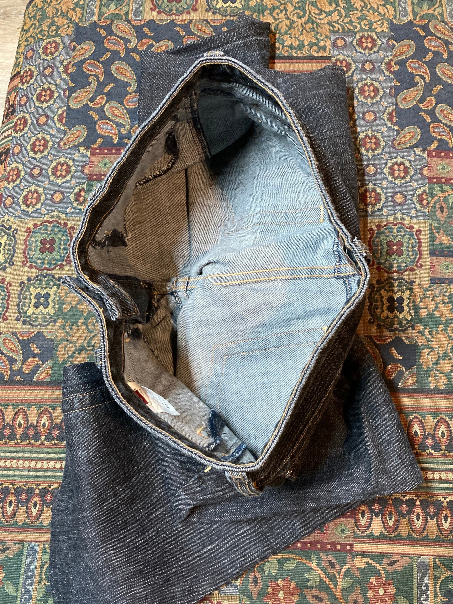 Kingspier Vintage - Dish Deadstock Denim Wide Leg Jeans - 30”x25.5”
Size 27
Low rise
Wide leg
Back flap pockets
Dark wash
98% Cotton/ 2% Spandex
Made in Hong Kong