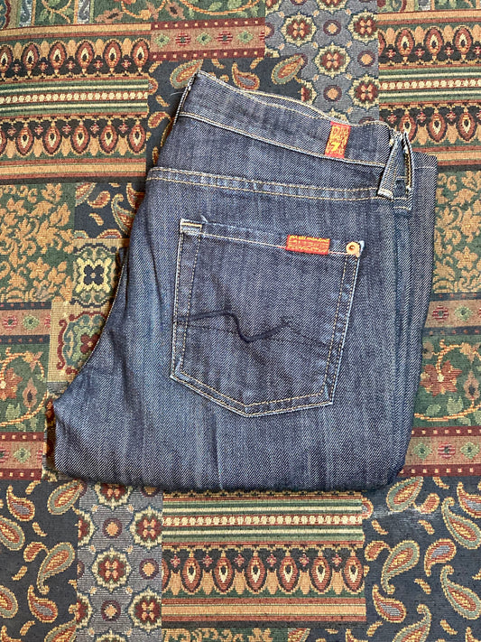 Kingspier Vintage - 7 For All Mankind Denim Jeans - 30”x30.5”
Style UO75080UIL-08OU
Cut # 713129
Size 26
Low rise
Boot cut
Dark wash
98% Cotton/ 2% Lycra
Made in USA