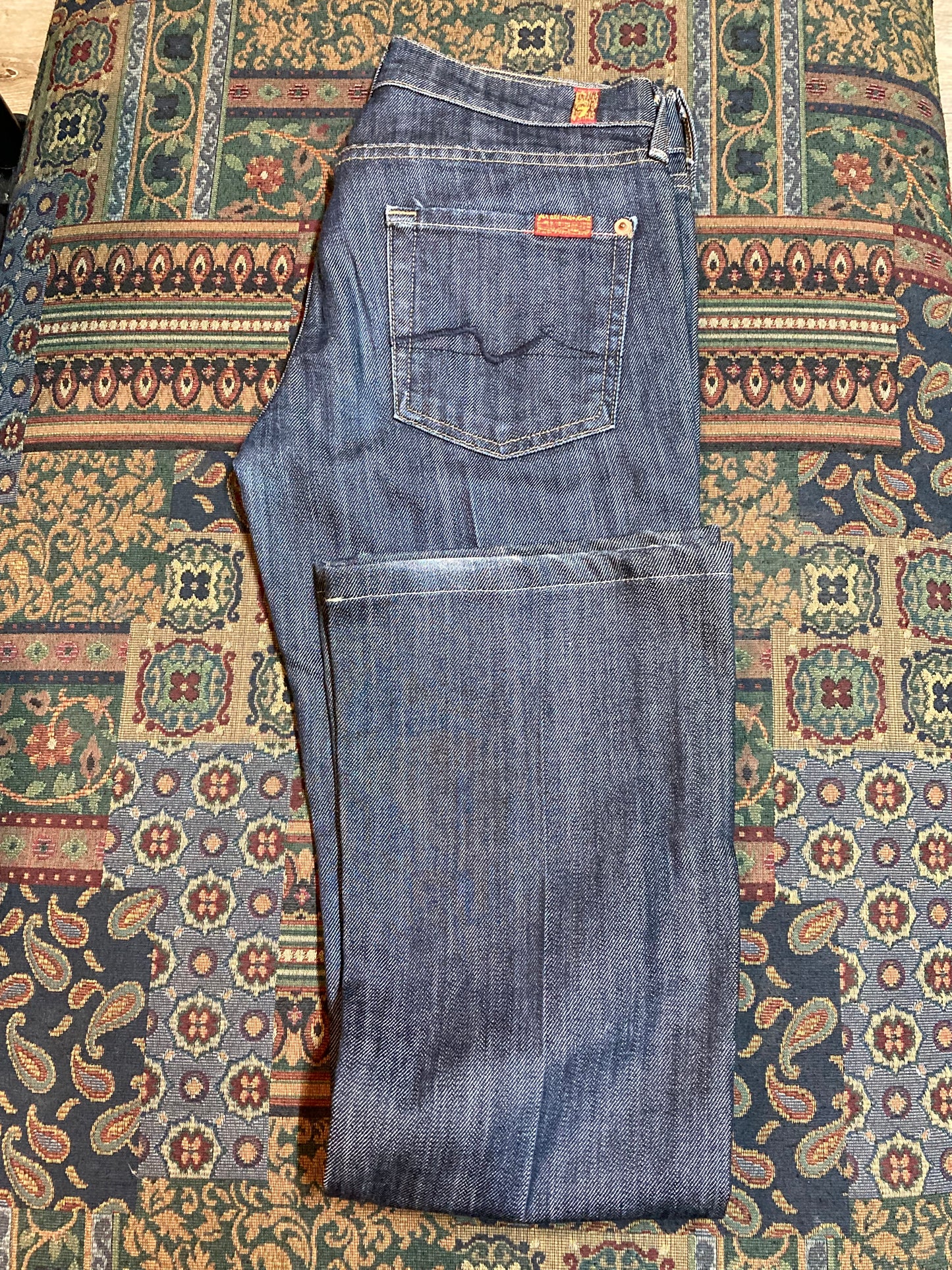Kingspier Vintage - 7 For All Mankind Denim Jeans - 30”x30.5”
Style UO75080UIL-08OU
Cut # 713129
Size 26
Low rise
Boot cut
Dark wash
98% Cotton/ 2% Lycra
Made in USA