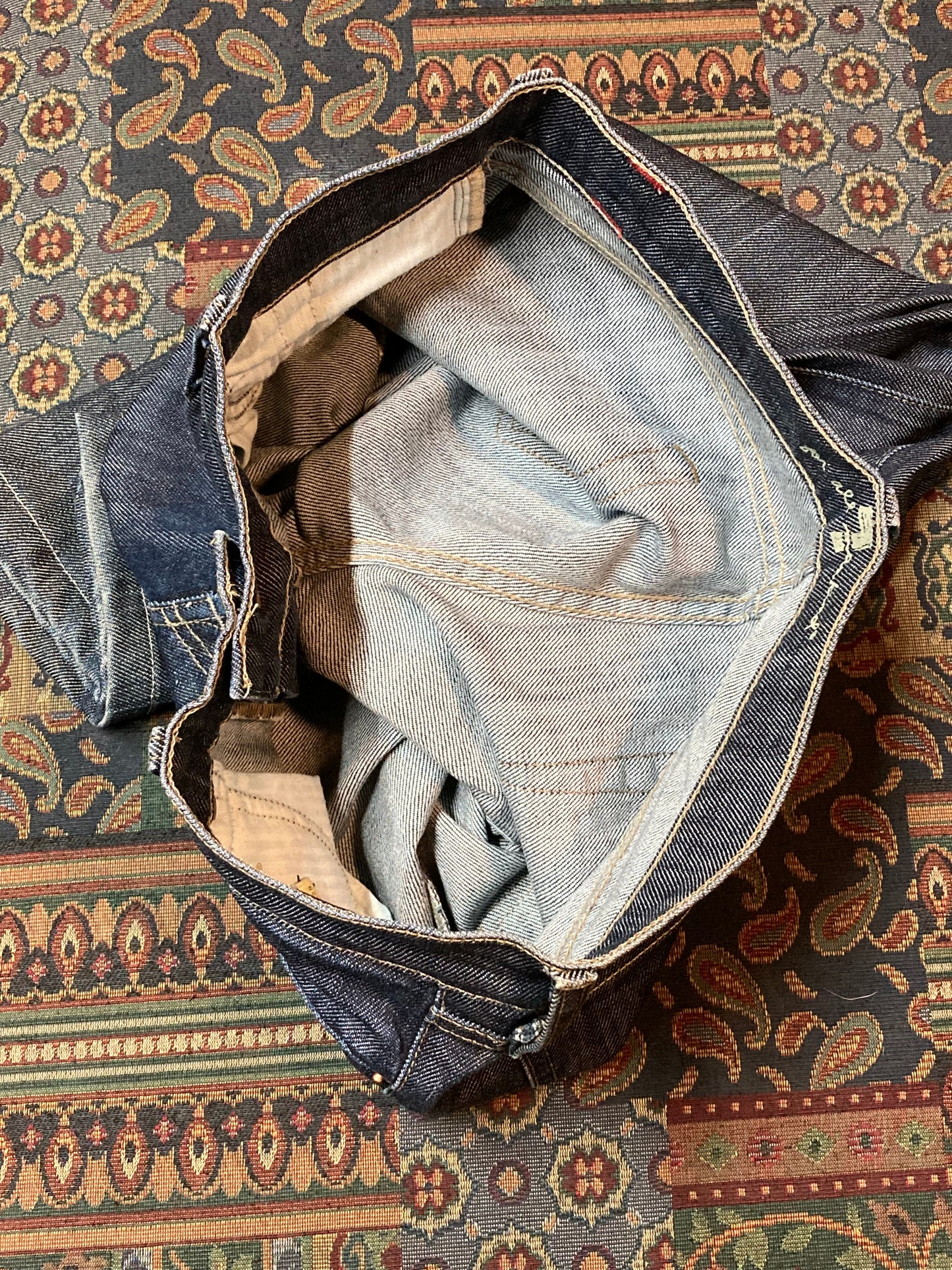 Kingspier Vintage - 7 For All Mankind Denim Jeans - 30”x30.5”
Style UO75080UIL-08OU
Cut # 713129
Size 26
Low rise
Boot cut
Dark wash
98% Cotton/ 2% Lycra
Made in USA