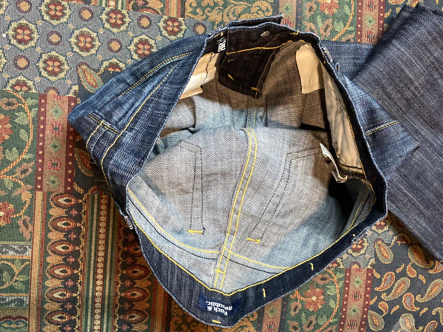 Kingspier Vintage - Rock and Republic Denim Jeans - 30”x34”
Low rise
Straight leg
Dark wash
98% Cotton/ 2% Lycra
Made in USA