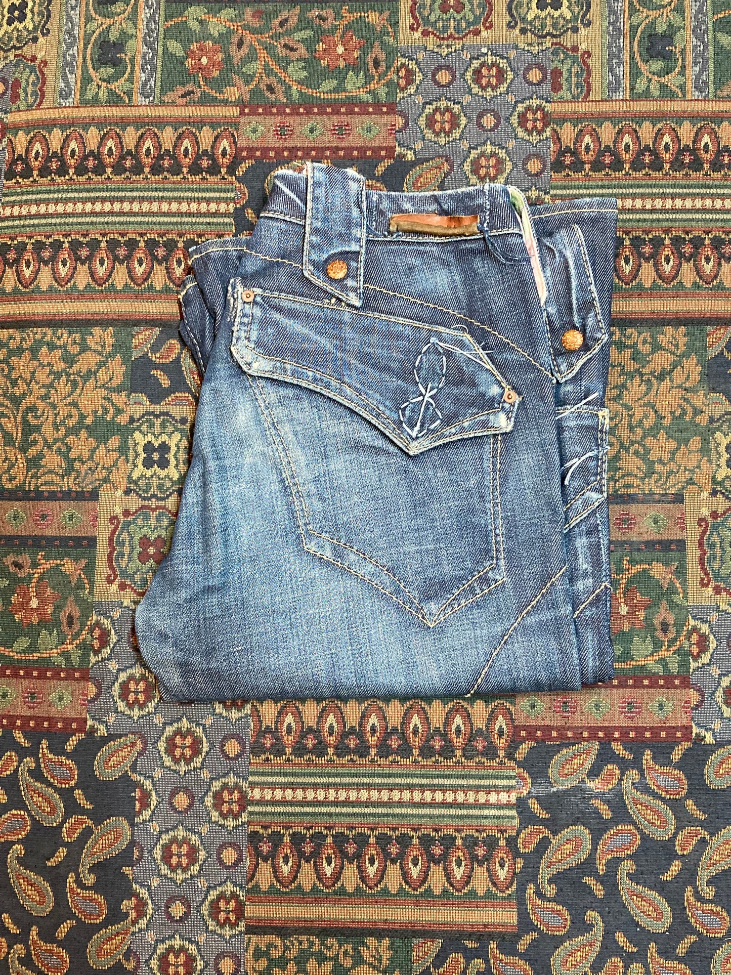 Kingspier Vintage - Union Denim Jeans - 27”x34
”
Size 28 regular
Low rise
Flared leg
Dark wash
Unique pocket details
98% Cotton/ 2% Lycra
Made in USA