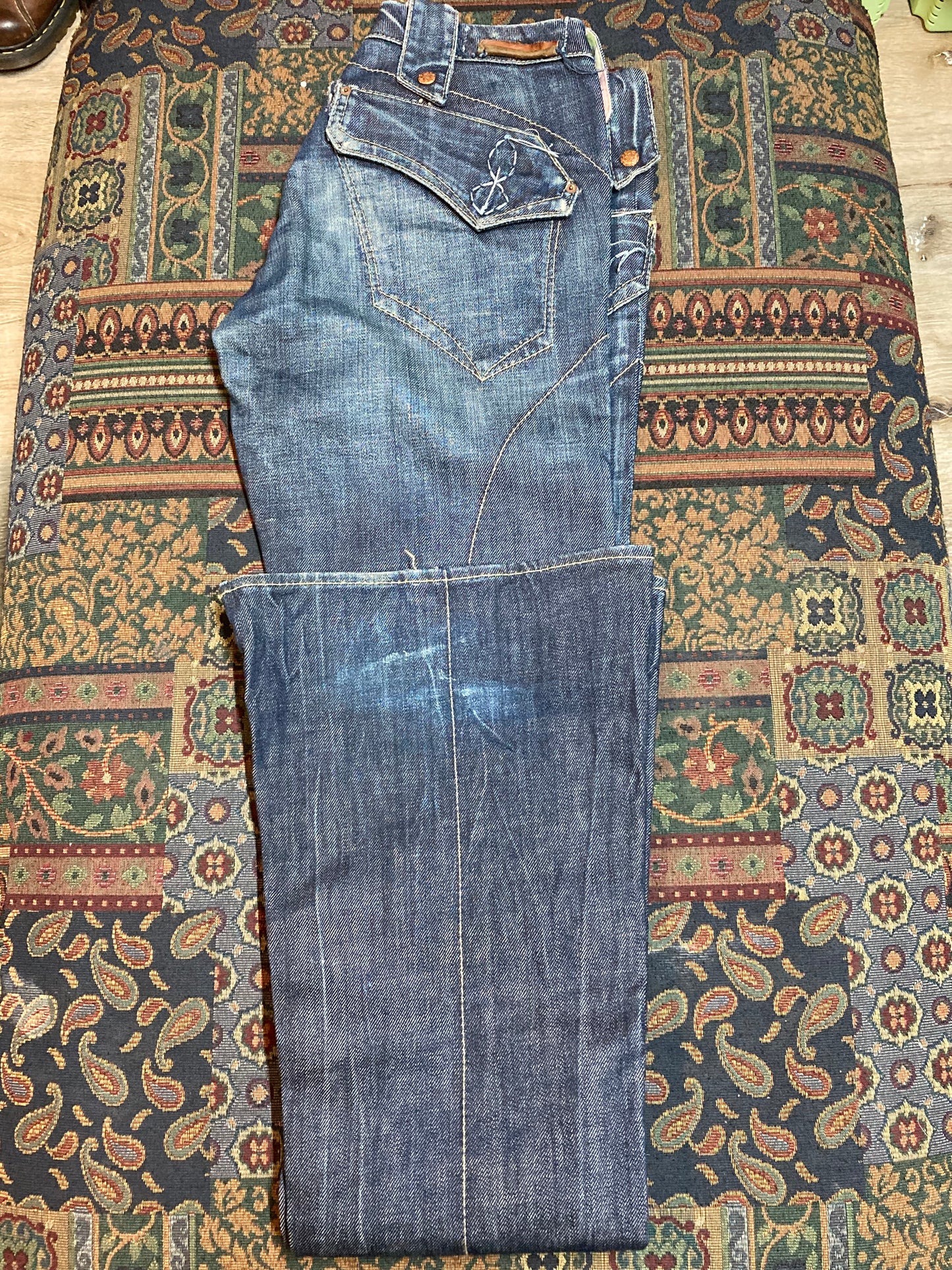 Kingspier Vintage - Union Denim Jeans - 27”x34
”
Size 28 regular
Low rise
Flared leg
Dark wash
Unique pocket details
98% Cotton/ 2% Lycra
Made in USA