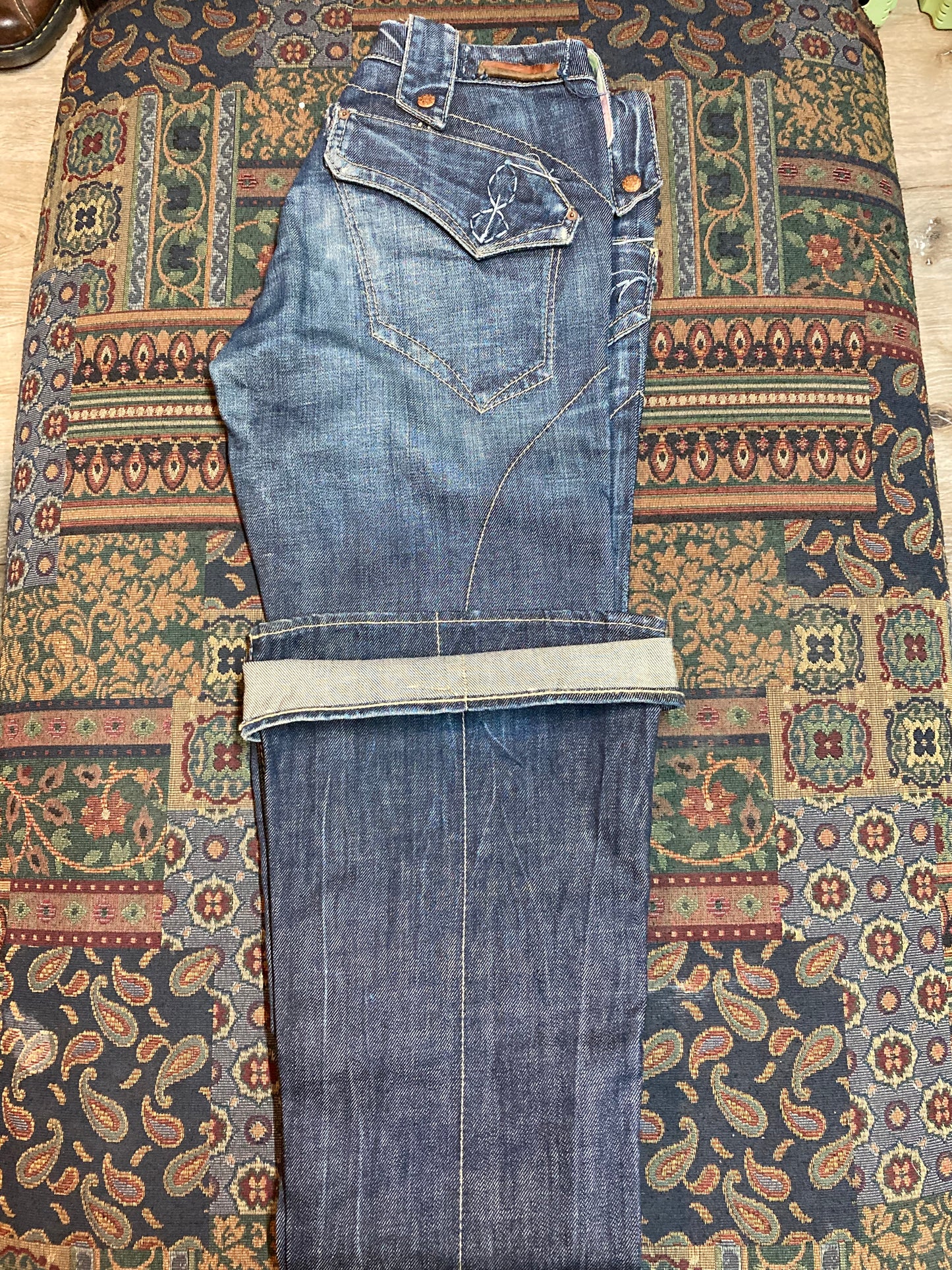 Kingspier Vintage - Union Denim Jeans - 27”x34
”
Size 28 regular
Low rise
Flared leg
Dark wash
Unique pocket details
98% Cotton/ 2% Lycra
Made in USA