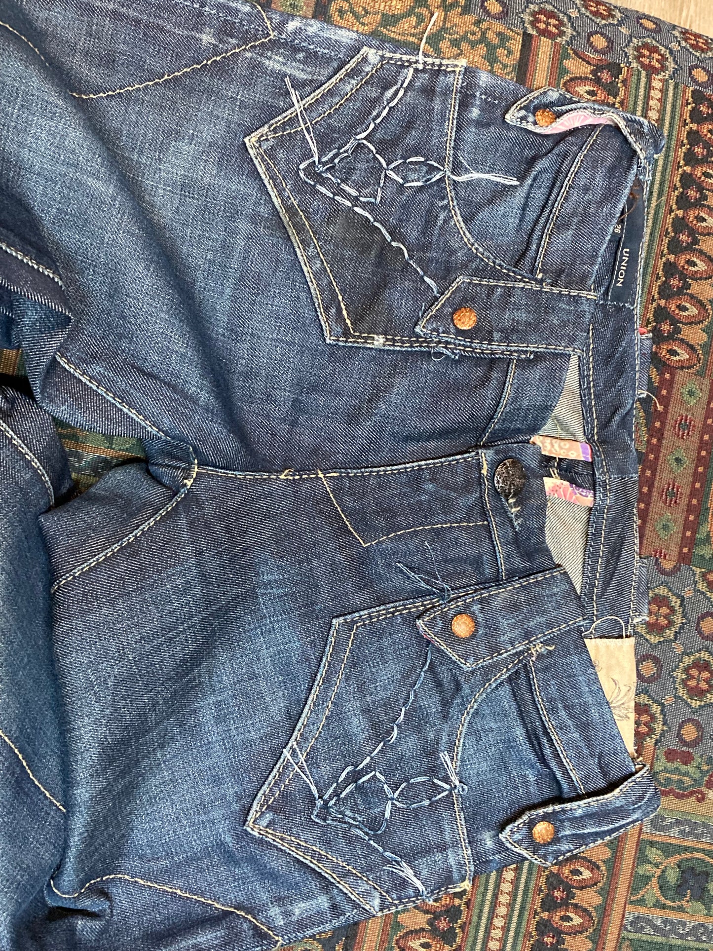 Kingspier Vintage - Union Denim Jeans - 27”x34
”
Size 28 regular
Low rise
Flared leg
Dark wash
Unique pocket details
98% Cotton/ 2% Lycra
Made in USA
