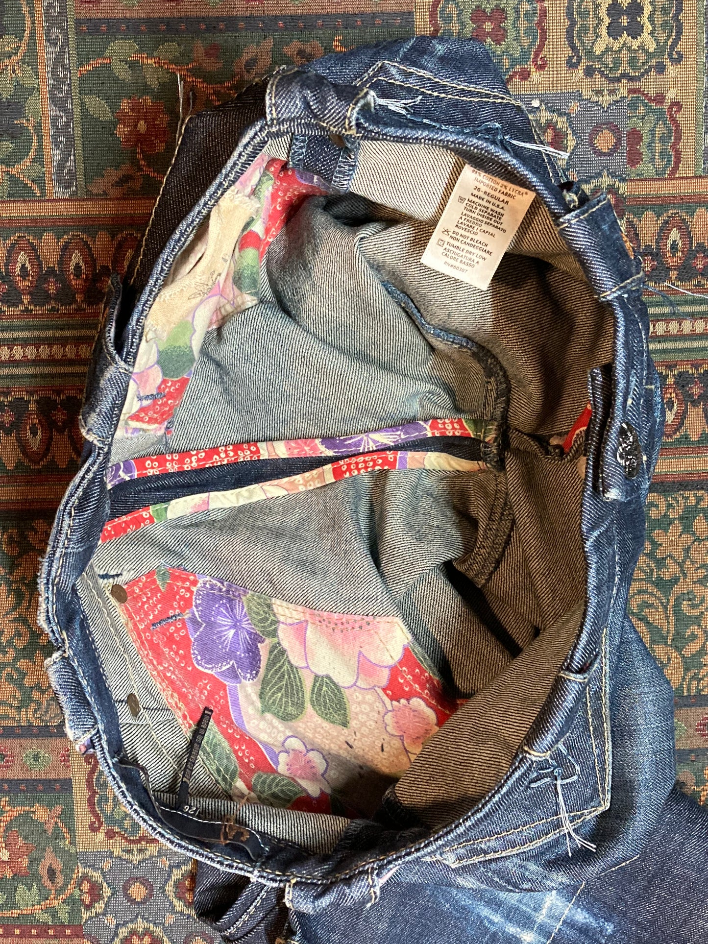 Kingspier Vintage - Union Denim Jeans - 27”x34
”
Size 28 regular
Low rise
Flared leg
Dark wash
Unique pocket details
98% Cotton/ 2% Lycra
Made in USA