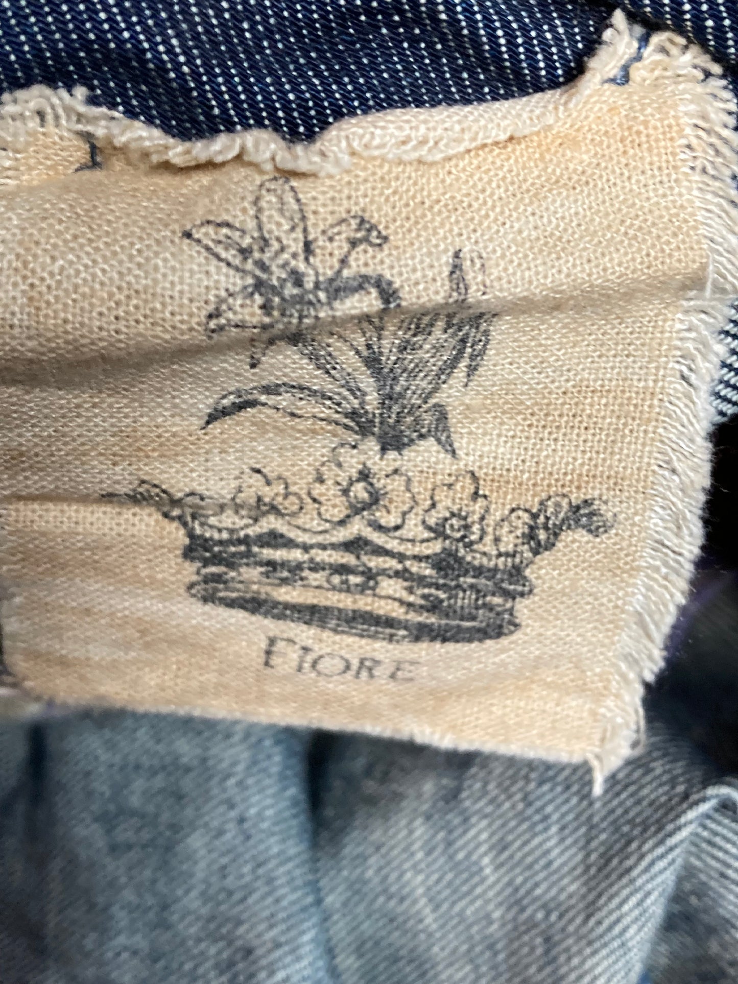 Kingspier Vintage - Union Denim Jeans - 27”x34
”
Size 28 regular
Low rise
Flared leg
Dark wash
Unique pocket details
98% Cotton/ 2% Lycra
Made in USA