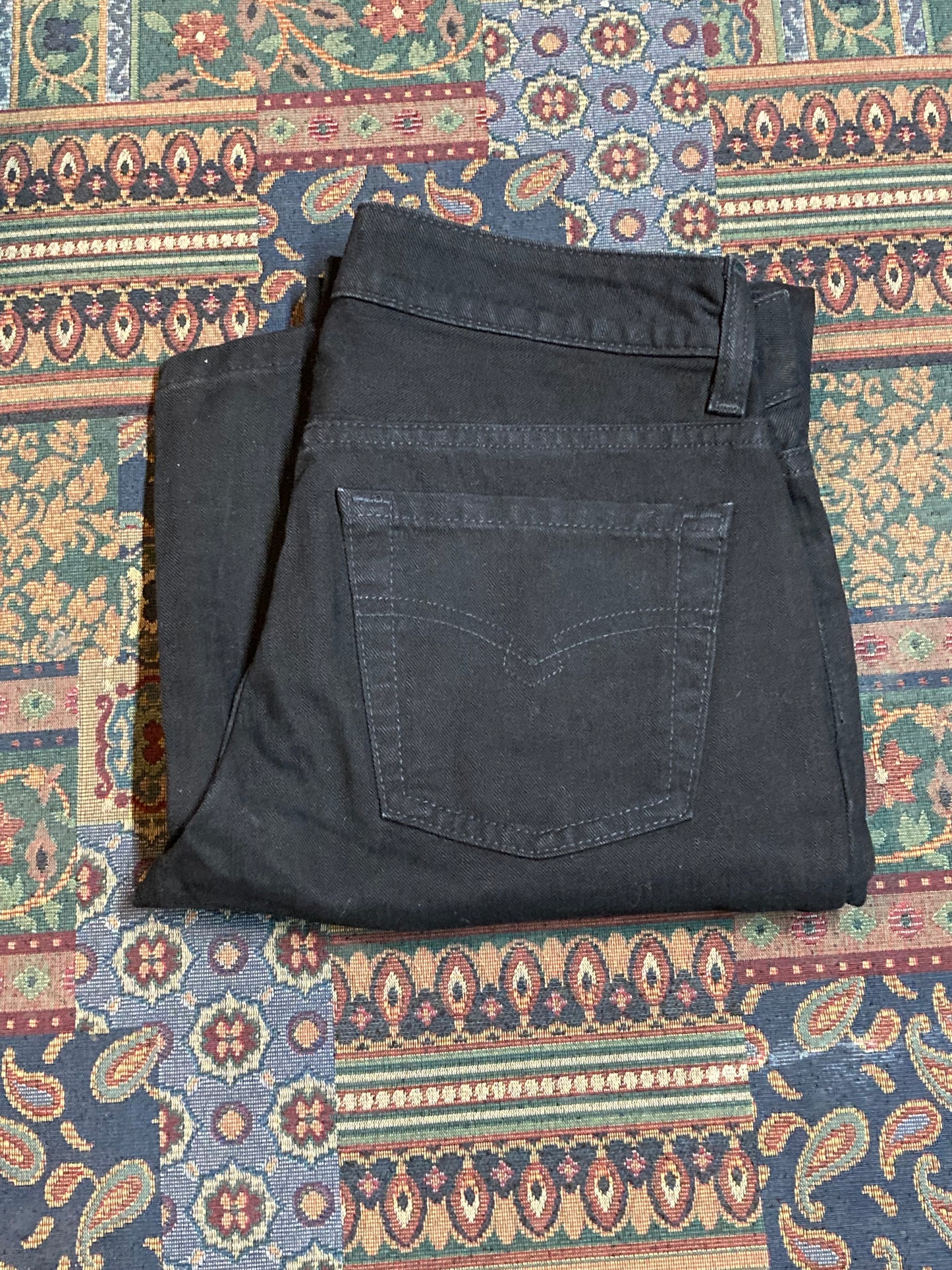 Kingspier Vintage - Halogen Denim Jeans - 26”x29”
Size 0
Zip fly
Low rise
Slight flare
Black wash
100% Cotton
Made in Canada
