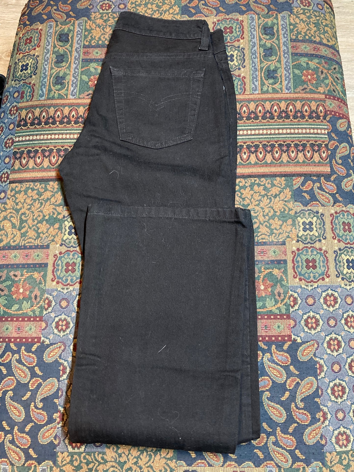 Kingspier Vintage - Halogen Denim Jeans - 26”x29”
Size 0
Zip fly
Low rise
Slight flare
Black wash
100% Cotton
Made in Canada