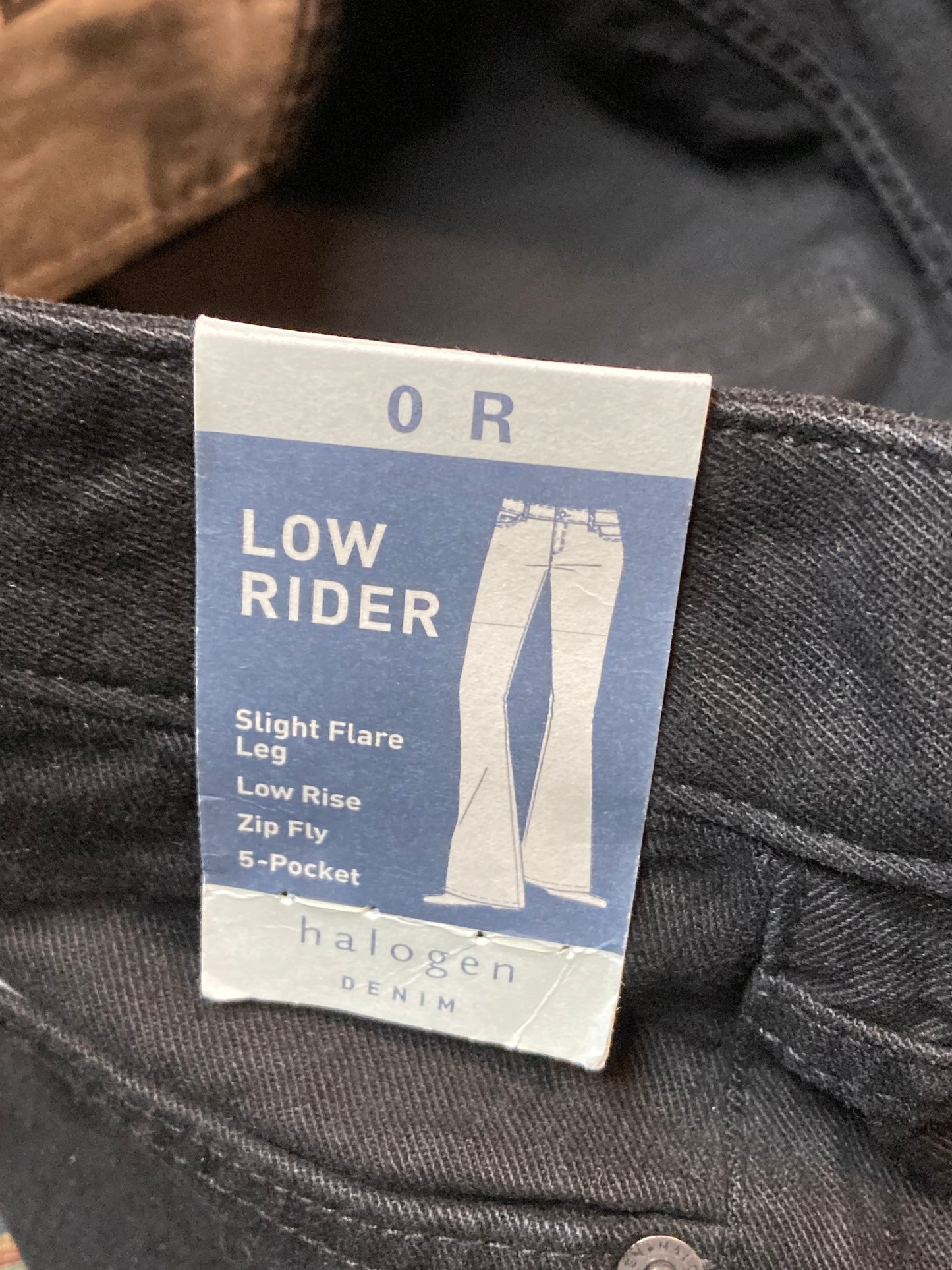 Kingspier Vintage - Halogen Denim Jeans - 26”x29”
Size 0
Zip fly
Low rise
Slight flare
Black wash
100% Cotton
Made in Canada