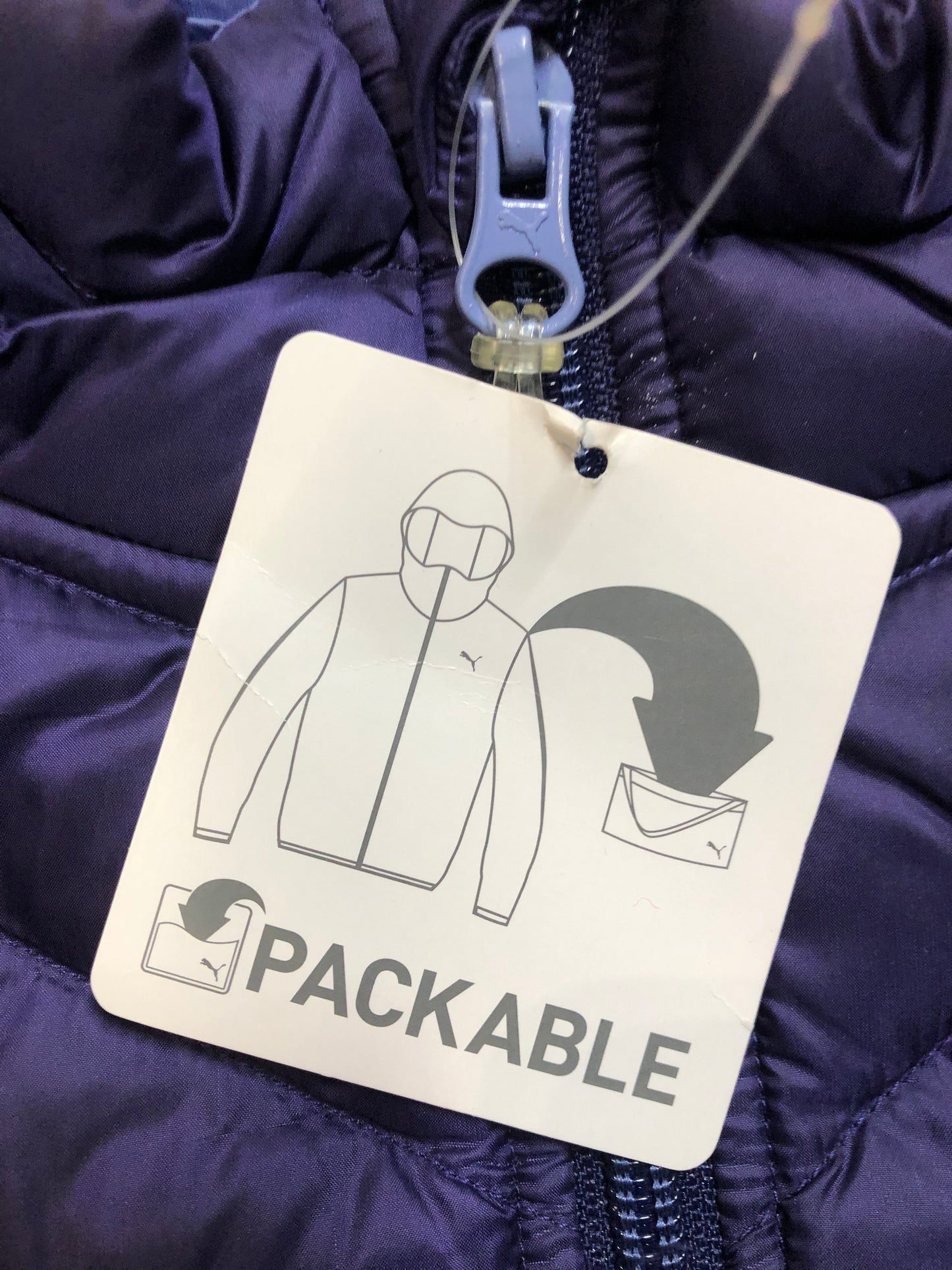 Kingspier Vintage -Puma packable slim fit down filled jacket with zipper closure, two front pockets, nylon shell and 90% down/ 10% feather fill.
Size small.