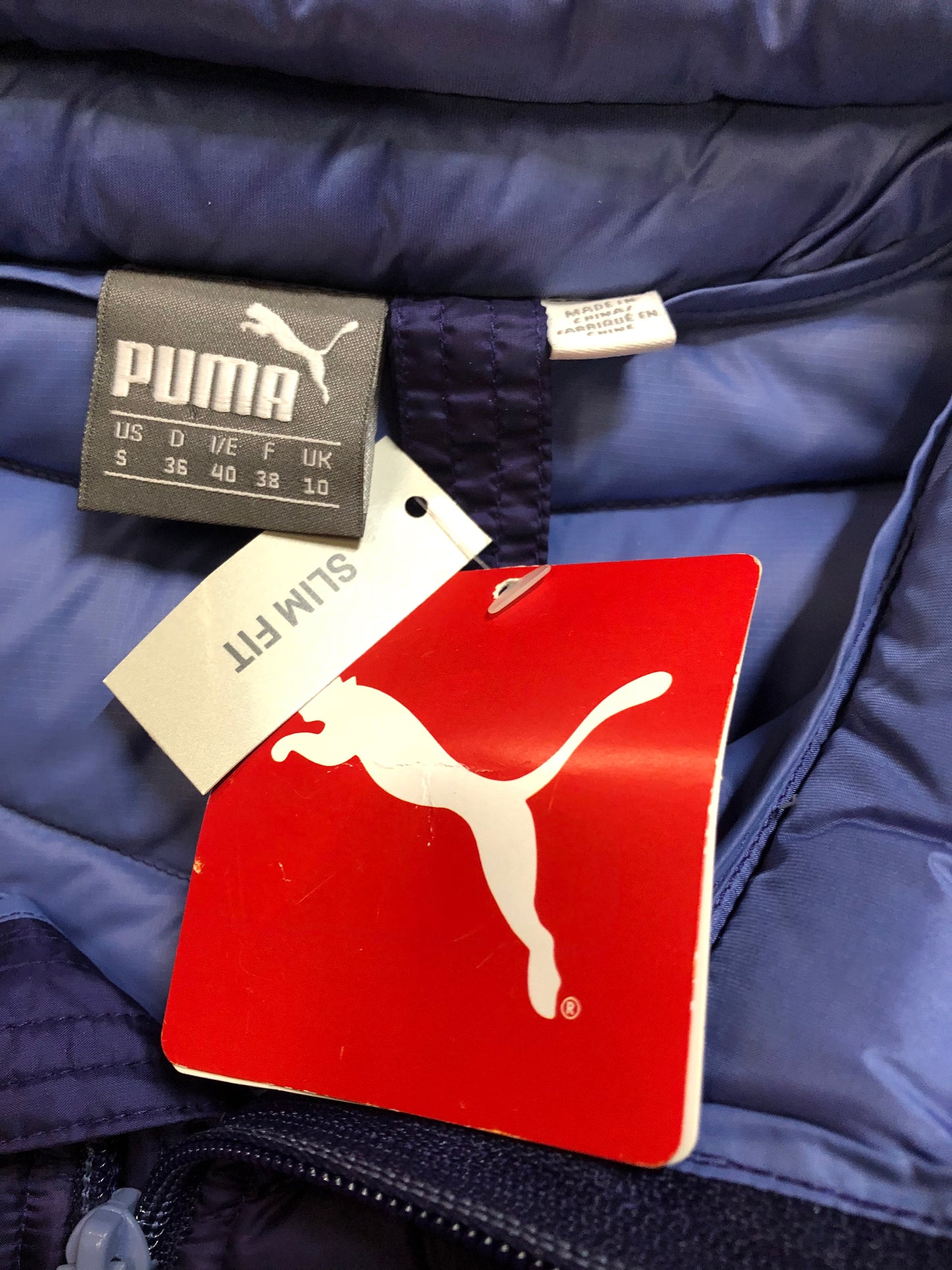 Kingspier Vintage -Puma packable slim fit down filled jacket with zipper closure, two front pockets, nylon shell and 90% down/ 10% feather fill.
Size small.