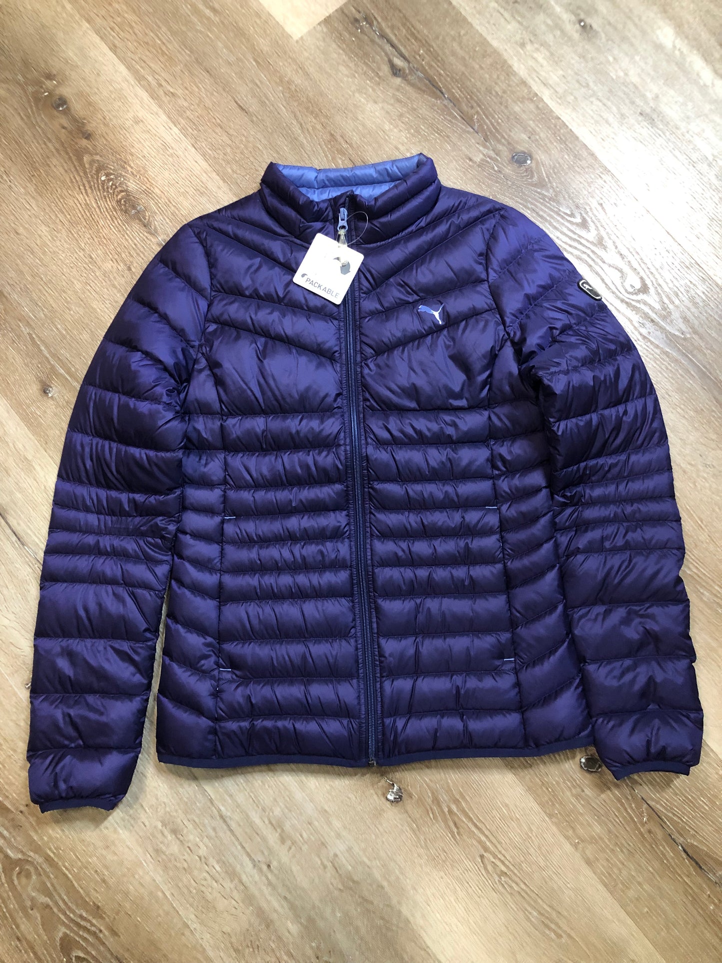 Kingspier Vintage -Puma packable slim fit down filled jacket with zipper closure, two front pockets, nylon shell and 90% down/ 10% feather fill.
Size small.