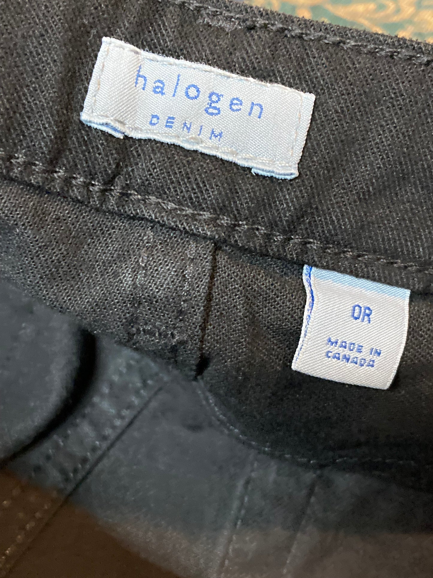 Kingspier Vintage - Halogen Denim Jeans - 26”x29”
Size 0
Zip fly
Low rise
Slight flare
Black wash
100% Cotton
Made in Canada