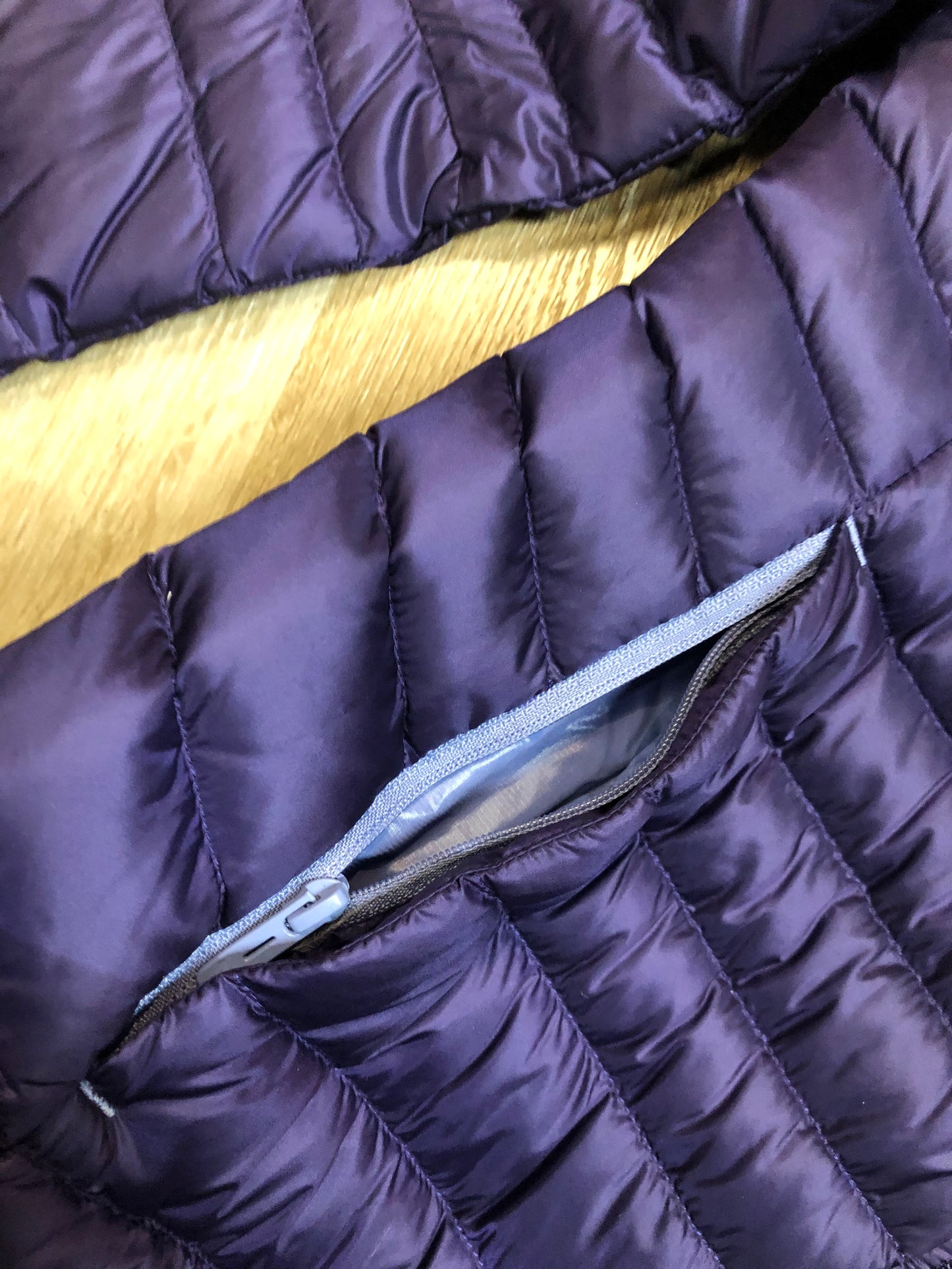 Kingspier Vintage -Puma packable slim fit down filled jacket with zipper closure, two front pockets, nylon shell and 90% down/ 10% feather fill.
Size small.