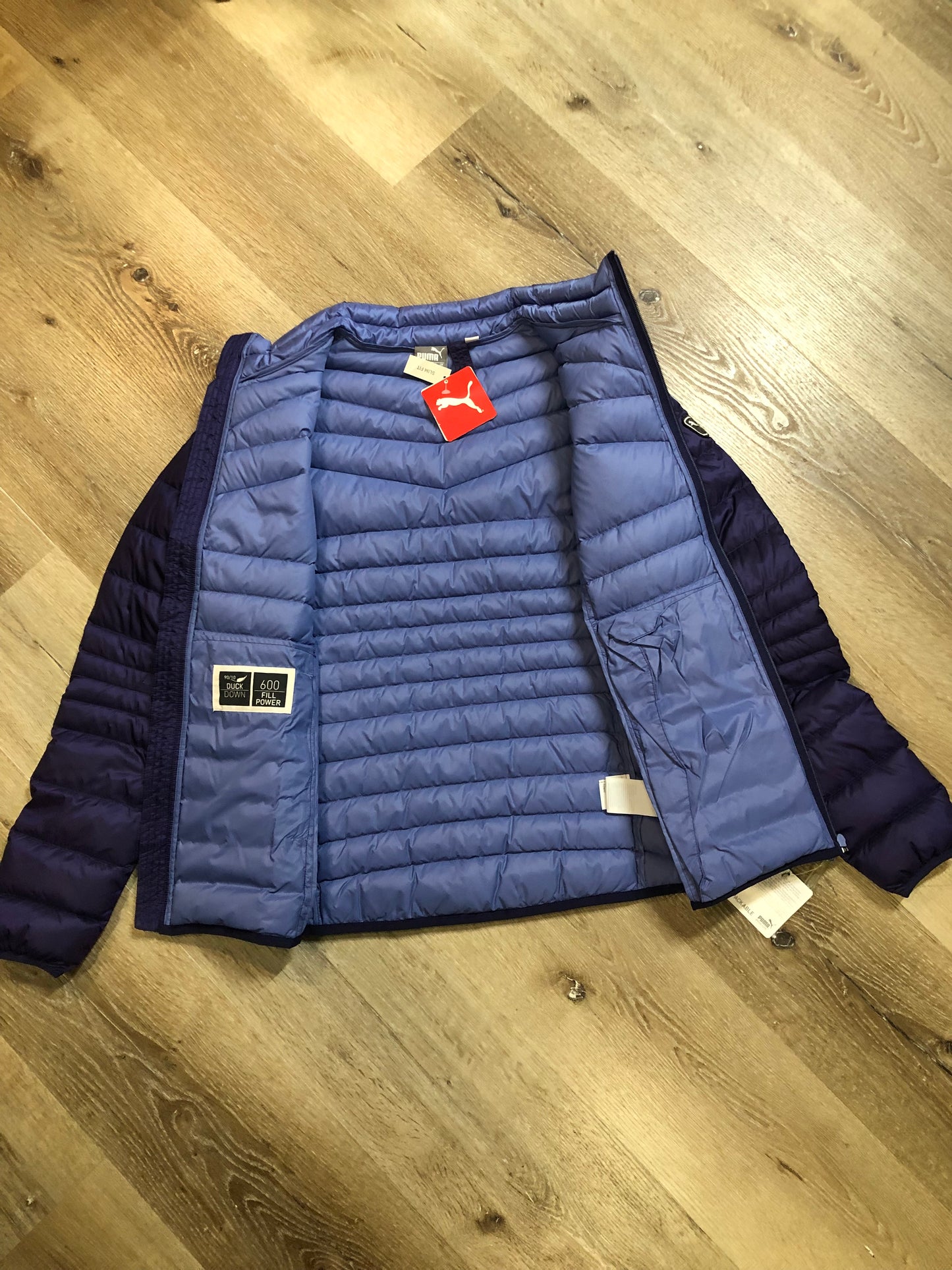 Kingspier Vintage -Puma packable slim fit down filled jacket with zipper closure, two front pockets, nylon shell and 90% down/ 10% feather fill.
Size small.