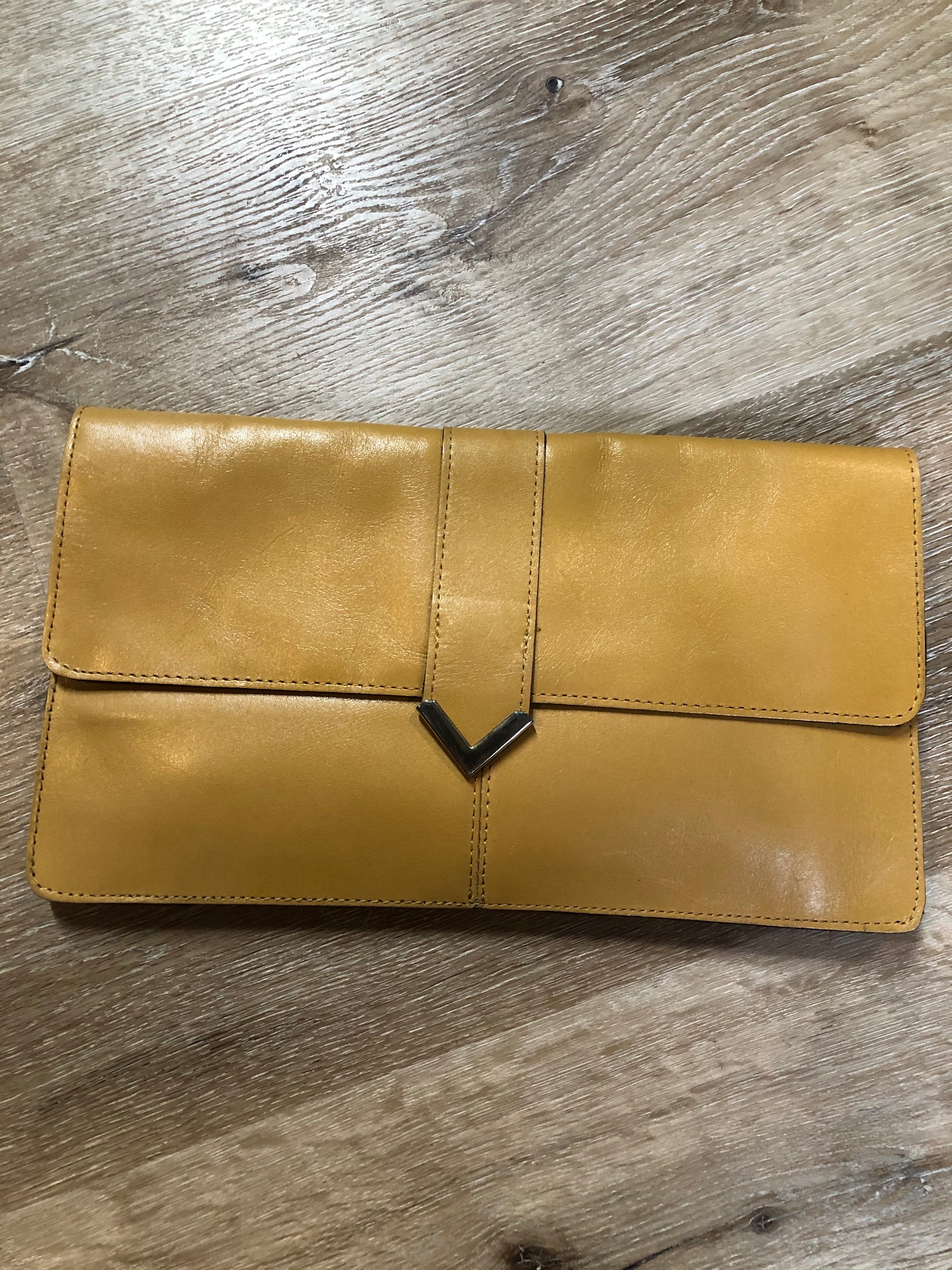 Kingspier Vintage - Tan leather clutch with brass hardware and snap closure.