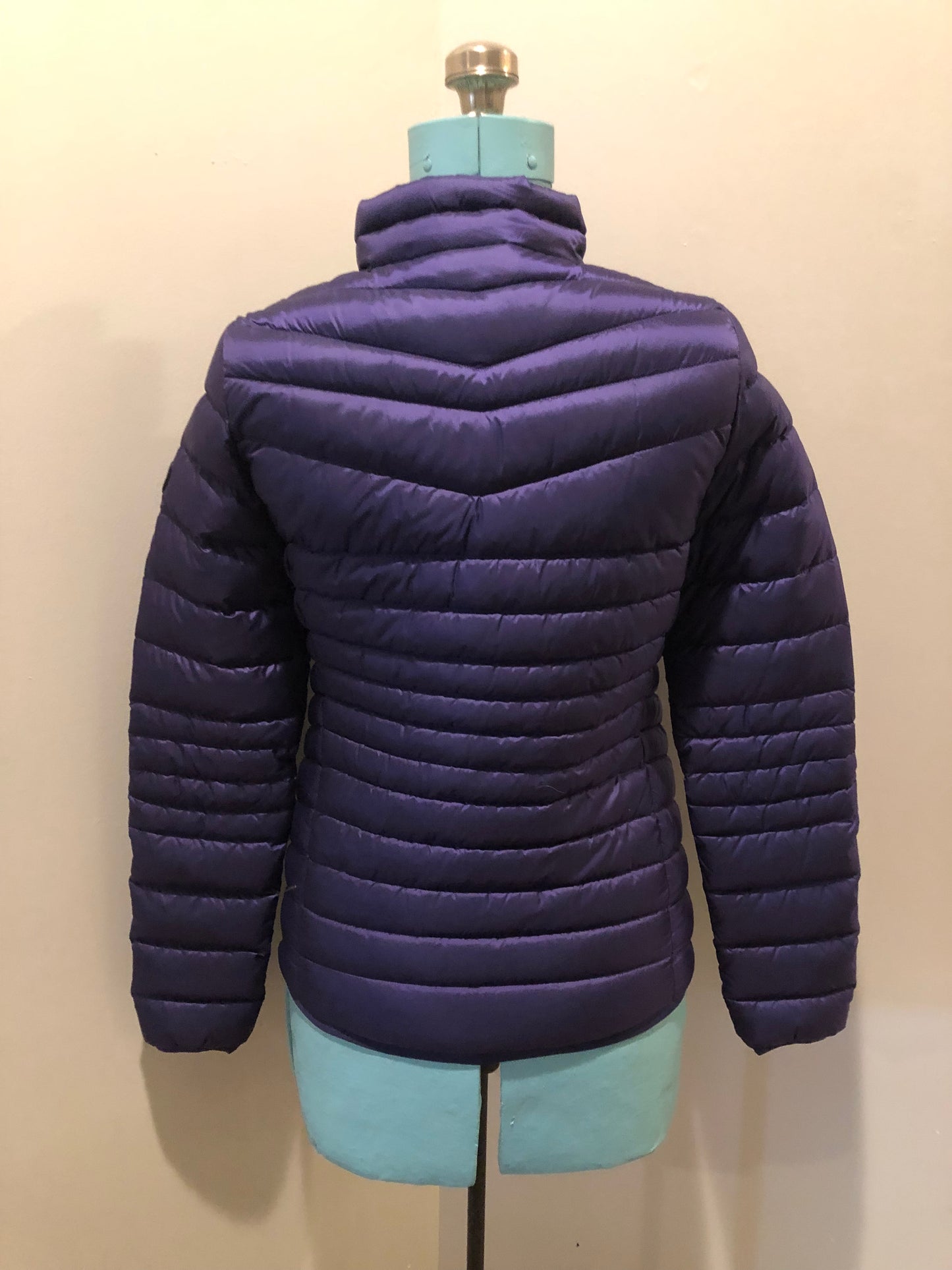 Kingspier Vintage -Puma packable slim fit down filled jacket with zipper closure, two front pockets, nylon shell and 90% down/ 10% feather fill.
Size small.