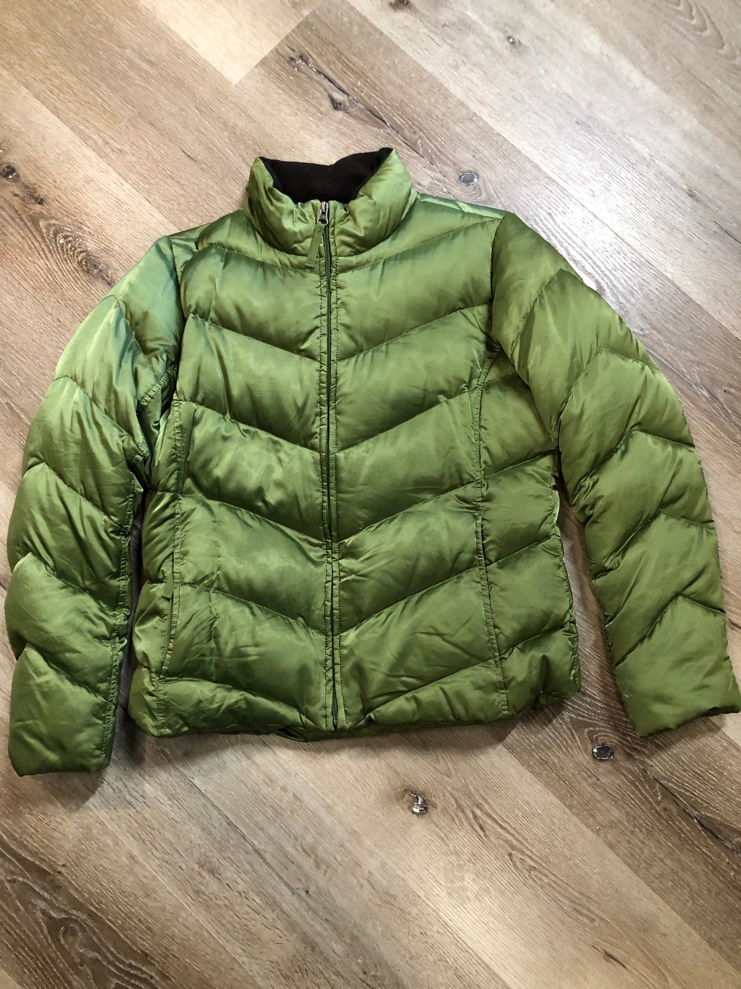 Kingspier Vintage - Eddie Bauer quilted goose down jacket with fleece inside collar and cuffs, zipper closure and two front pockets.
Size Medium.